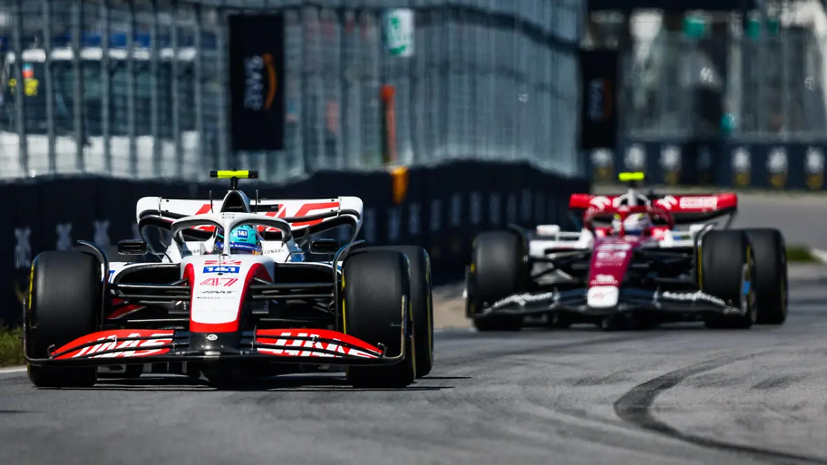  47 SCHUMACHER Mick ger, Haas F1 Team VF-22 Ferrari, 24 ZHOU Guanyu chi, Alfa Romeo F1 Team ORLEN C42, action during the Formula 1 AWS Grand Prix du Canada 2022, 9th round of the 2022 FIA Formula One World Championship, WM, Weltmeisterschaft on the Circuit Gilles Villeneuve, from June 17 to 19, 2022 in Montreal, Canada - F1 - CANADIAN GRAND PRIX 2022 - RACE DPPI/Panoramic PUBLICATIONxNOTxINxFRAxITAxBEL 20220619_GOOD4100
