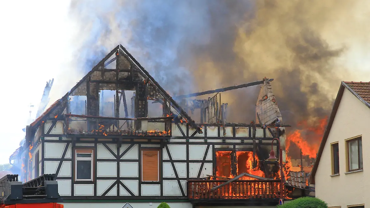 18.07.2022, Thüringen, Bothenheiligen: Ein Haus steht bei einem Brand in Flammen. In Bothenheilingen (Unstrut-Hainich-Kreis) ist am Montag ein Treibstofftank explodiert. Im Ortskern des Ortsteils der Stadt Nottertal-Heilinger Höhen stehen mehrere Gebäude in Flammen, darunter ein Mehrfamilienhaus, wie eine Sprecherin der Polizei sagte. Foto: Silvio Dietzel/dpa +++ dpa-Bildfunk +++