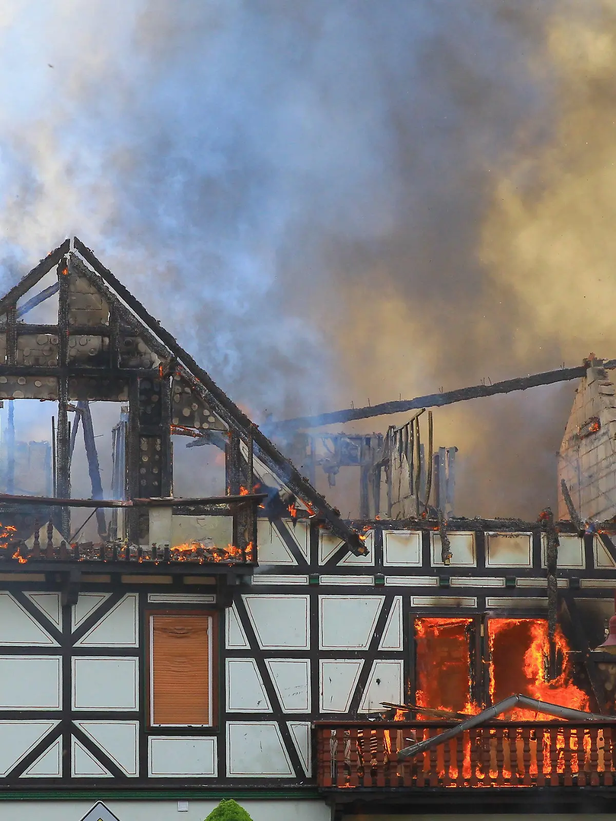 18.07.2022, Thüringen, Bothenheiligen: Ein Haus steht bei einem Brand in Flammen. In Bothenheilingen (Unstrut-Hainich-Kreis) ist am Montag ein Treibstofftank explodiert. Im Ortskern des Ortsteils der Stadt Nottertal-Heilinger Höhen stehen mehrere Gebäude in Flammen, darunter ein Mehrfamilienhaus, wie eine Sprecherin der Polizei sagte. Foto: Silvio Dietzel/dpa +++ dpa-Bildfunk +++