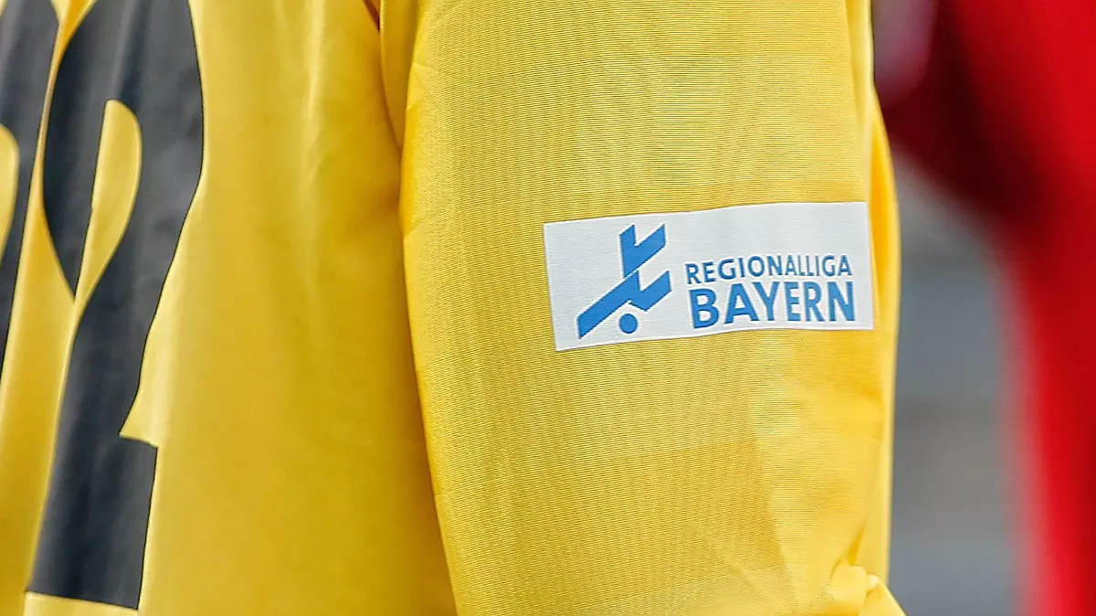 Bildnummer: 11122856  Datum: 03.08.2012  Copyright: imago/FAF
Ein Spieler des TSV rain am Lech trägt das Logo der Regionalliga Bayern auf dem Armel; Fußball, Regionalliga Bayern, Saison 2012/2013,; Fussball Ger 2013 xdp x2x 2012 quer o0 Schriftzug Logo 4. Liga

Image number 11122856 date 03 08 2012 Copyright imago FAF a Players the TSV Rain at Lech bears the emblem the third division Bavaria on the Sleeves Football third division Bavaria Season 2012 2013 Football ger 2013  x2x 2012 horizontal o0 emblem emblem 4 League 