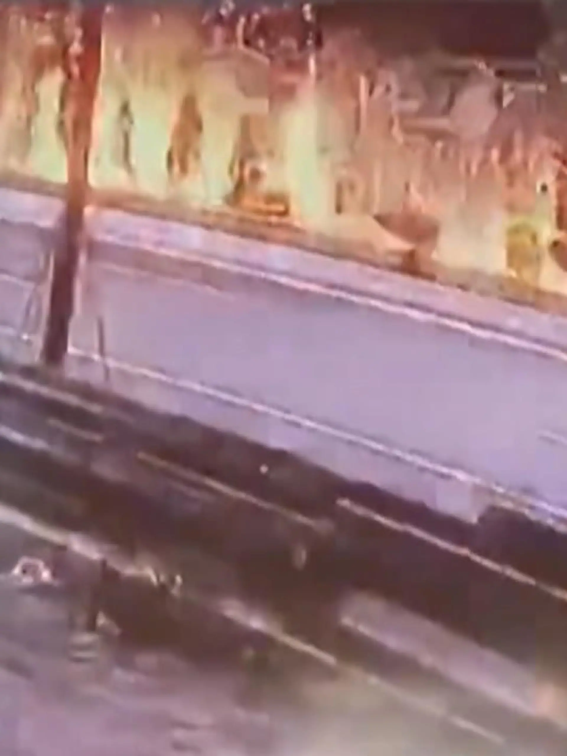 In der chinesischen Stadt Chaozhou hat ein Baukran auf einer Baustelle eine Hochspannungsleitung berührt. Mit einem lauten Explosionsgeräusch und Funken schlug die Stromleitung auf dem Boden auf.
