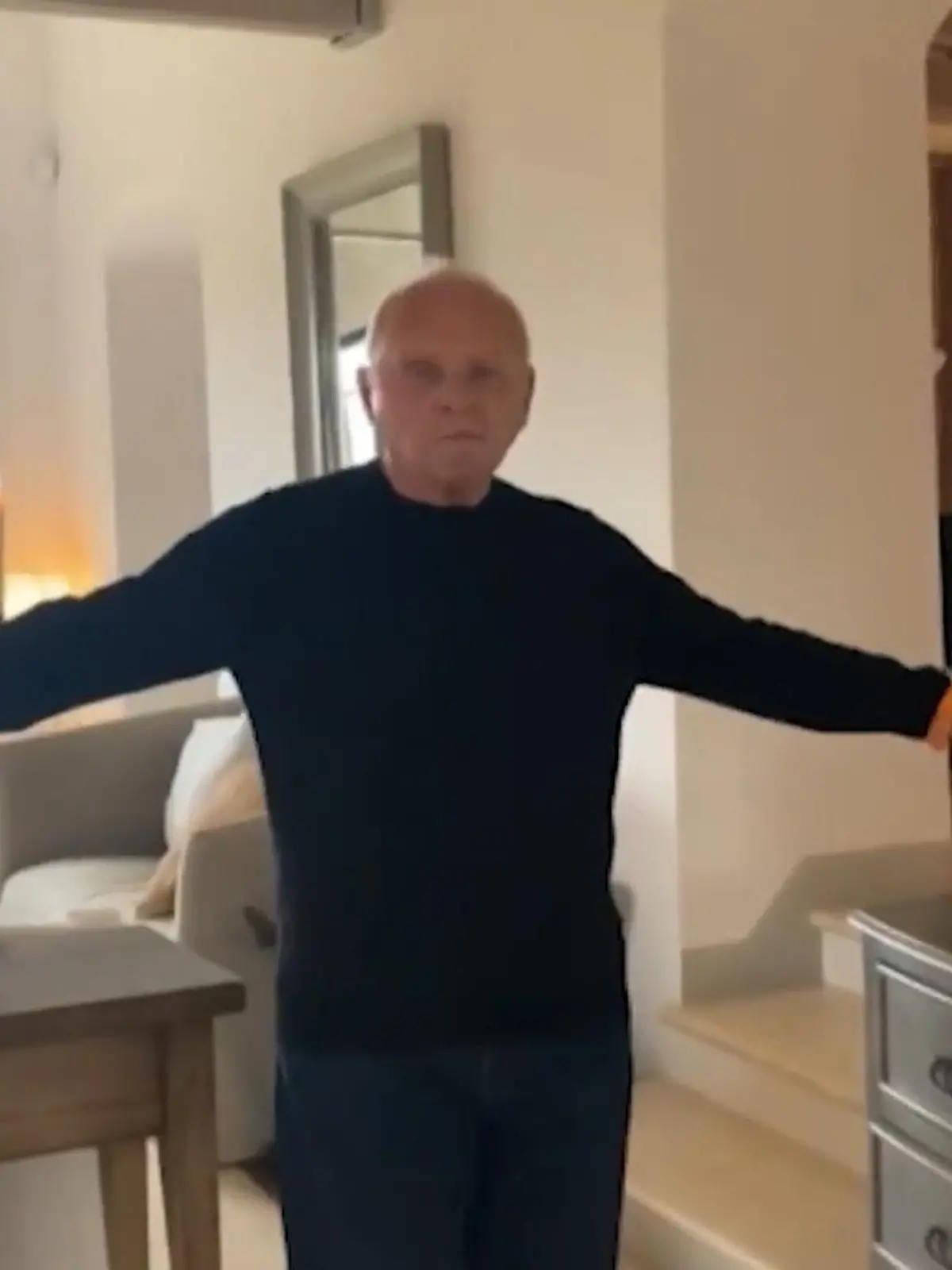 Bild zu: "Mit diesem Star feiert Anthony Hopkins seinen Oscar-Gewinn"