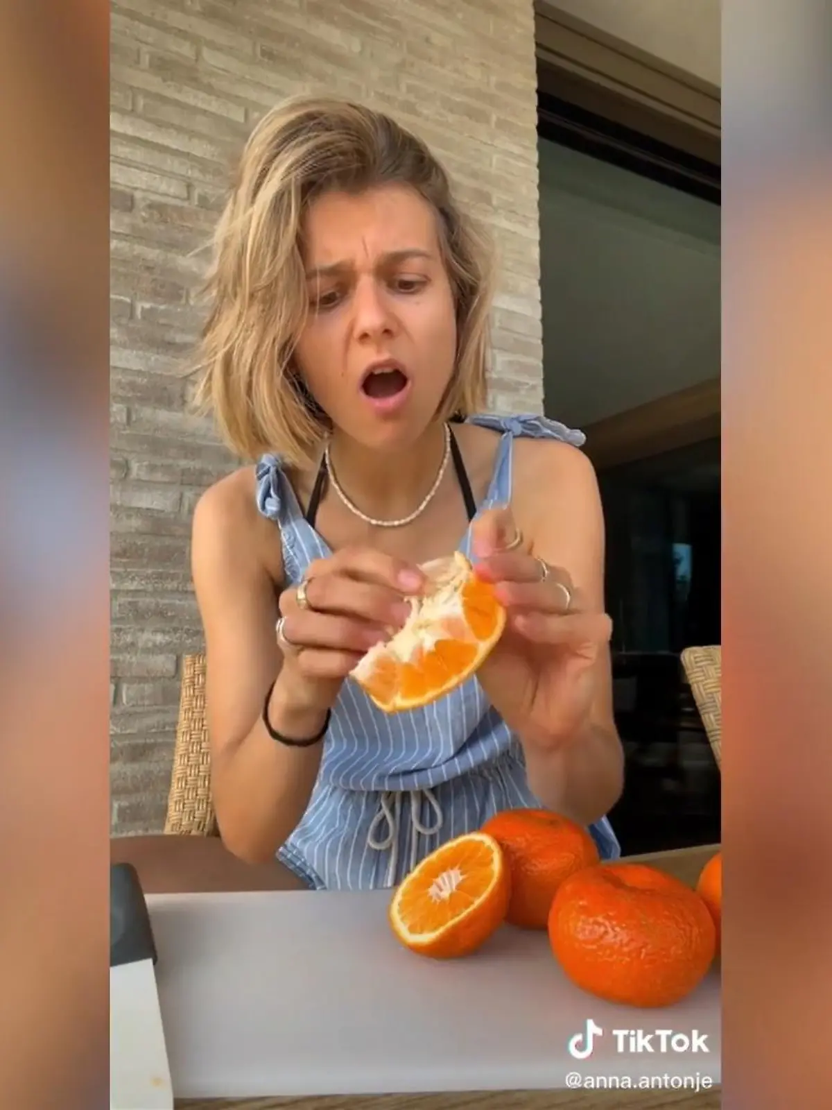 Diese TikTokerin ist total überrascht von dem Trick einer anderen TikTokerin und will diesen direkt ausprobieren.
Einfach eine Orange in der Hälfte durchschneiden, eine Hälfte nehmen und von hinten durchdrücken. Schon kann das innere der Orange herausgenommen werden und genossen werden.
