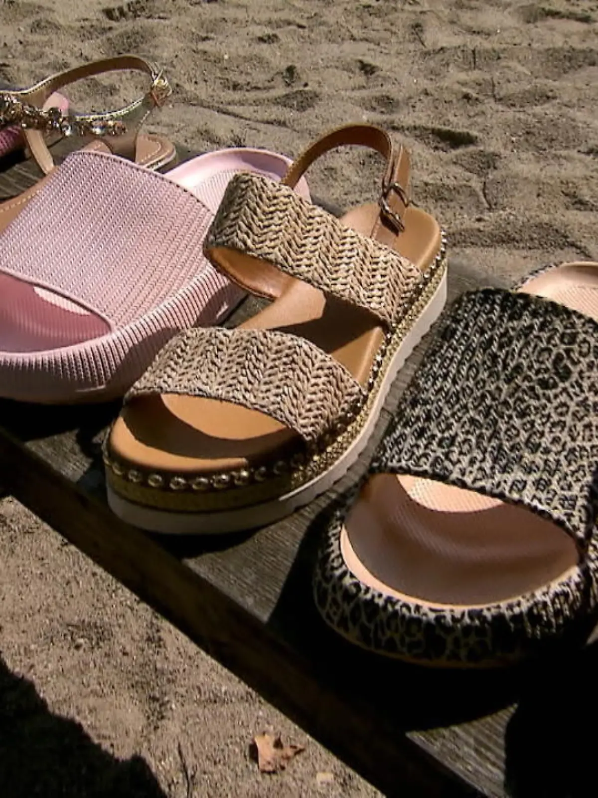 Im Sommer muss es bunt und stylisch sein! Aber: Etwas Bequemes an den Füßen zu tragen, hat auch noch niemandem geschadet. Kein Wunder, dass in diesem Jahr bunte Gummischlappen mit dicker Sohle besonders angesagt sind. Was wir früher vielleicht nur auf dem Weg ins Freibad getragen haben, kann jetzt ohne Bedenken ins Büro ausgeführt werden. Man muss nur wissen, wie die lässigen Treter am besten kombiniert werden. Welche Sandalen ebenfalls angesagt sind und worauf es bei den jeweiligen Styles ankommt, zeigt Ihnen Modeexpertin Cindy Kreißmann.