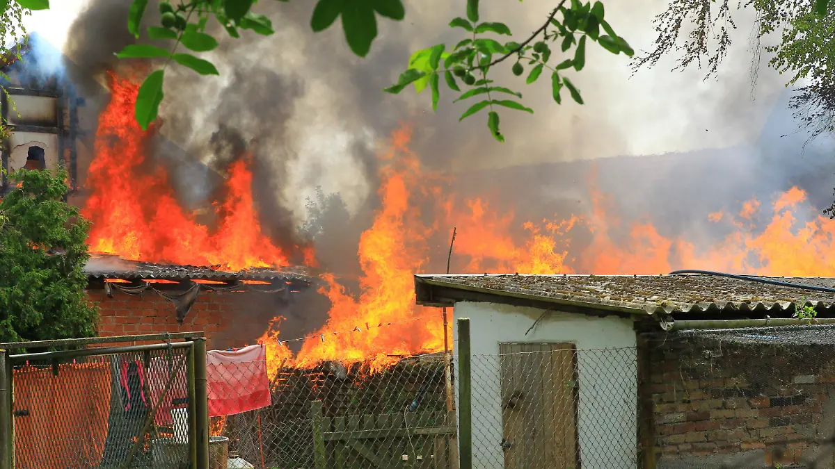 18.07.2022, Thüringen, Bothenheiligen: Ein Haus und Nebengebäude stehen bei einem Brand in Flammen. In Bothenheilingen (Unstrut-Hainich-Kreis) ist am Montag ein Treibstofftank explodiert. Im Ortskern des Ortsteils der Stadt Nottertal-Heilinger Höhen stehen mehrere Gebäude in Flammen, darunter ein Mehrfamilienhaus, wie eine Sprecherin der Polizei sagte. Foto: Silvio Dietzel/dpa +++ dpa-Bildfunk +++