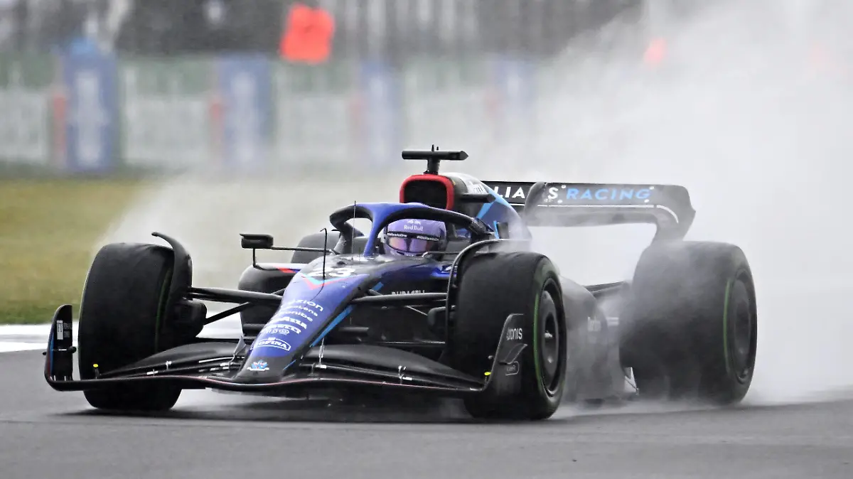 NORTHAMPTON, ENGLAND - JULY 02: Alexander Albon of Thailand driving the (23) Williams FW44 Mercedes on track during qualifying ahead of the F1 Grand Prix of Great Britain at Silverstone on July 02, 2022 in Northampton, England. (Photo by Clive Mason/Getty Images)