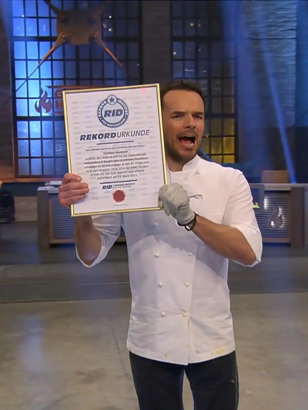 Bild zu: "Steffen Henssler knackt bei „Grill den Henssler“ 2021 einen Weltrekord!"