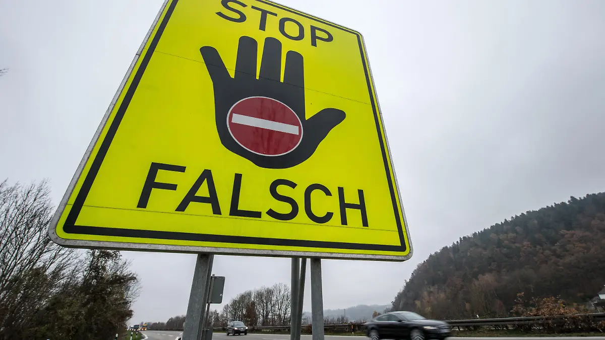 Ein Schild mit der Aufschrift «STOP FALSCH» steht am 20.11.2012 an der Autobahn A3 nahe Deggendorf (Bayern). Seit 2010 werden in Bayern neuartige Warnschilder gegen Geisterfahrer getestet. Foto: Armin Weigel/dpa +++(c) dpa - Bildfunk+++
