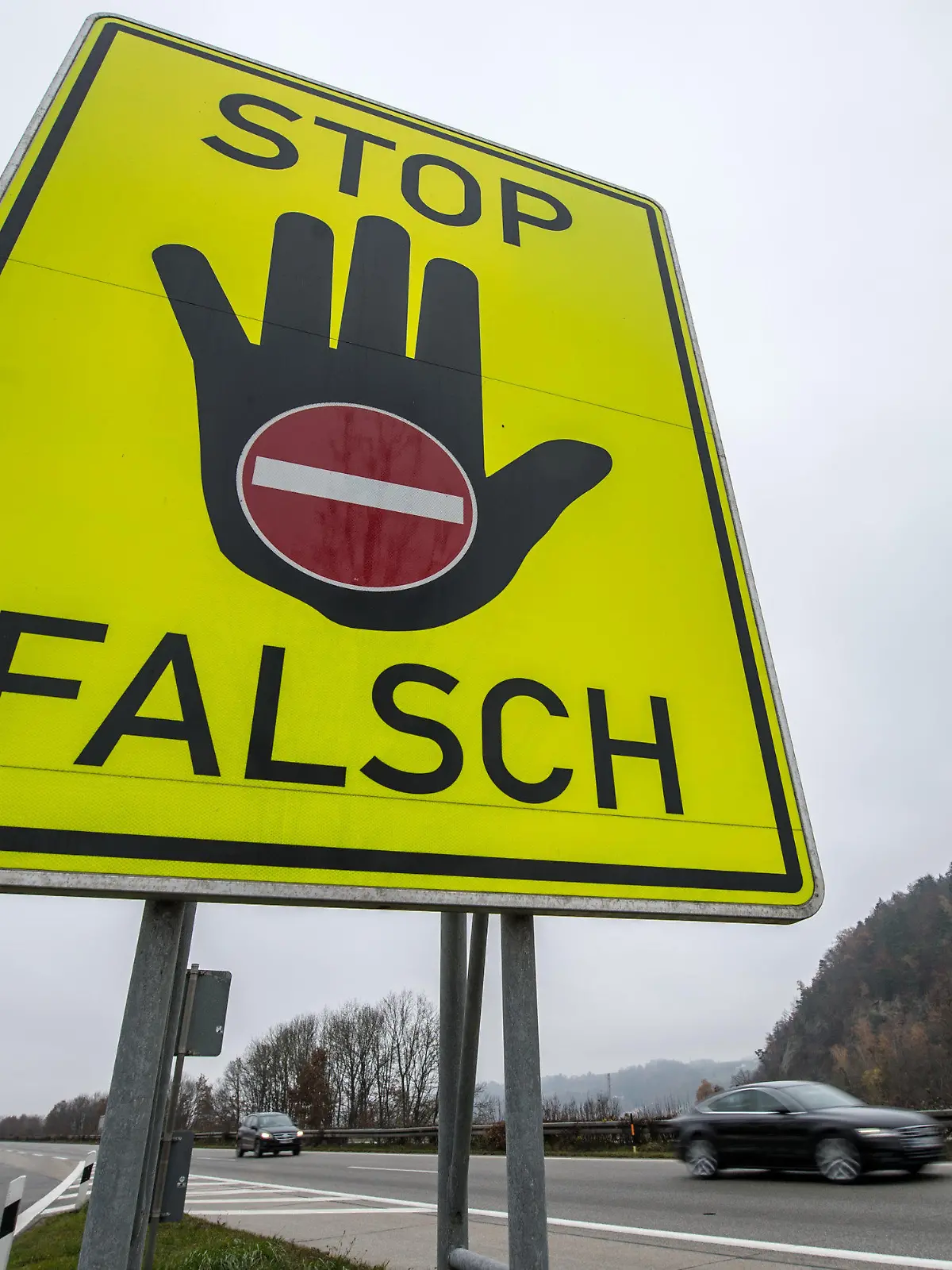 Ein Schild mit der Aufschrift «STOP FALSCH» steht am 20.11.2012 an der Autobahn A3 nahe Deggendorf (Bayern). Seit 2010 werden in Bayern neuartige Warnschilder gegen Geisterfahrer getestet. Foto: Armin Weigel/dpa  +++(c) dpa - Bildfunk+++