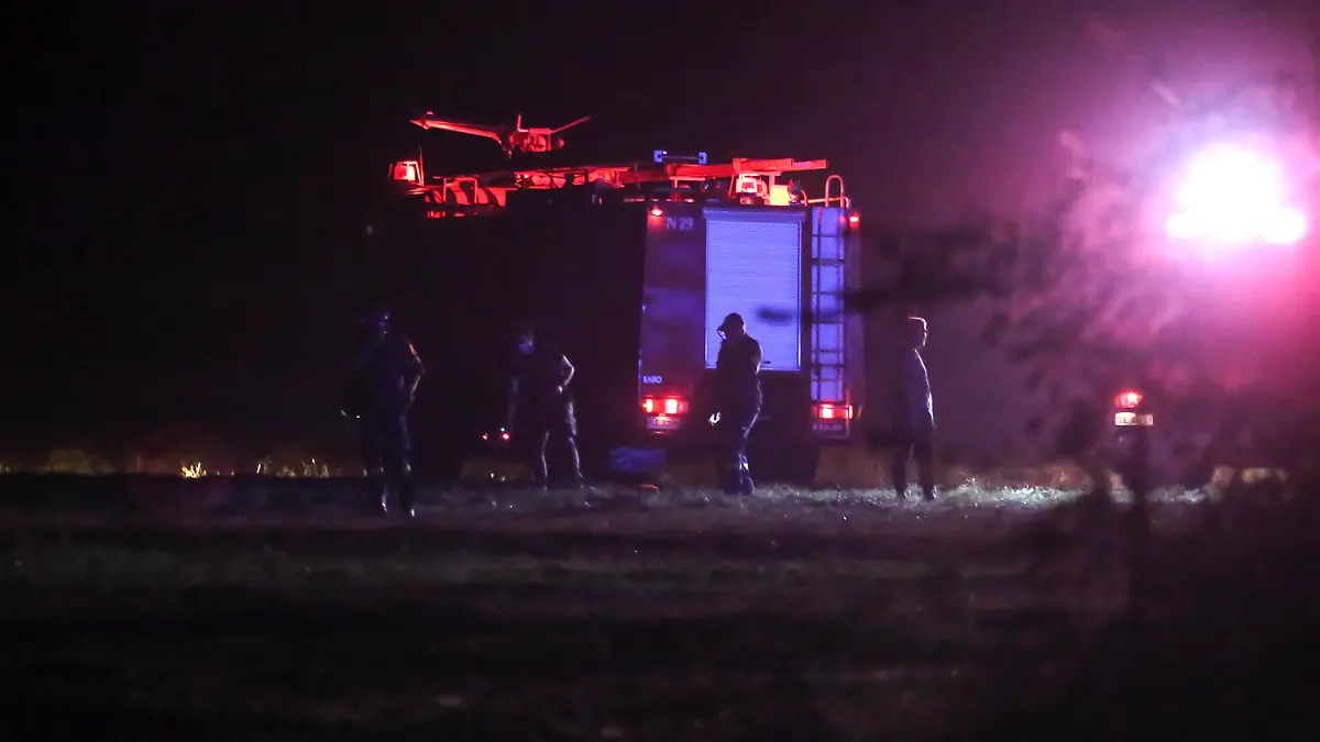 17.07.2022, Griechenland, Kavala: Feuerwehrleute arbeiten neben lodernden Flammen an der Absturzstelle eines Flugzeugs, einige Kilometer von der Stadt Kavala entfernt, in Nordostgriechenland. Ein Antonow AN 12 BK Frachtflugzeug einer ukrainischen Fluggesellschaft ist am Samstag in der Nähe der Stadt Kavala im Norden Griechenlands abgestürzt, wie die Behörden mitteilten. Nach Angaben der griechischen Zivilluftfahrtbehörden befand sich das Flugzeug auf dem Weg von Serbien nach Jordanien. Die Zahl der Menschen an Bord und die Ladung des Flugzeugs konnten jedoch nicht bestätigt werden. Foto: Ilias Kotsireas/InTime News via AP/dpa - ACHTUNG: Nur zur redaktionellen Verwendung und nur mit vollständiger Nennung des vorstehenden Credits +++ dpa-Bildfunk +++