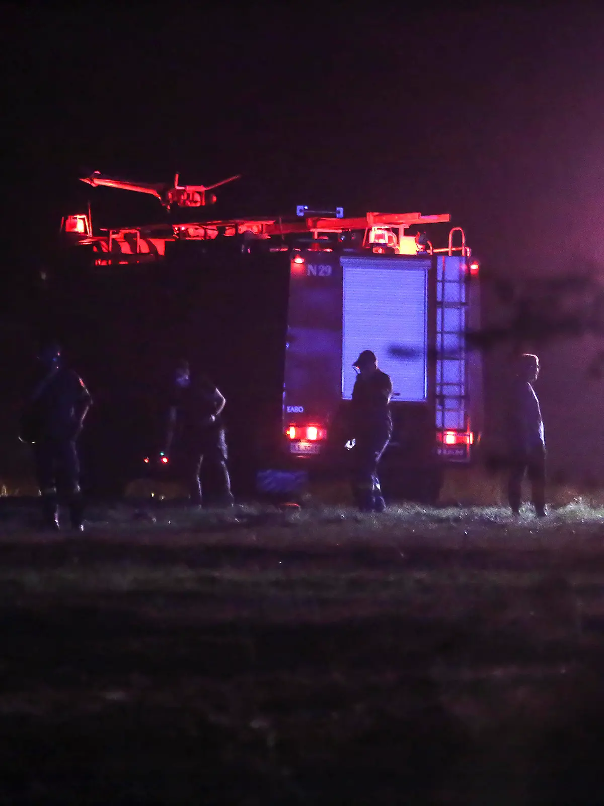 17.07.2022, Griechenland, Kavala: Feuerwehrleute arbeiten neben lodernden Flammen  an der Absturzstelle eines Flugzeugs, einige Kilometer von der Stadt Kavala entfernt, in Nordostgriechenland. Ein Antonow AN 12 BK Frachtflugzeug einer ukrainischen Fluggesellschaft ist am Samstag in der Nähe der Stadt Kavala im Norden Griechenlands abgestürzt, wie die Behörden mitteilten. Nach Angaben der griechischen Zivilluftfahrtbehörden befand sich das Flugzeug auf dem Weg von Serbien nach Jordanien. Die Zahl der Menschen an Bord und die Ladung des Flugzeugs konnten jedoch nicht bestätigt werden. Foto: Ilias Kotsireas/InTime News via AP/dpa - ACHTUNG: Nur zur redaktionellen Verwendung und nur mit vollständiger Nennung des vorstehenden Credits +++ dpa-Bildfunk +++