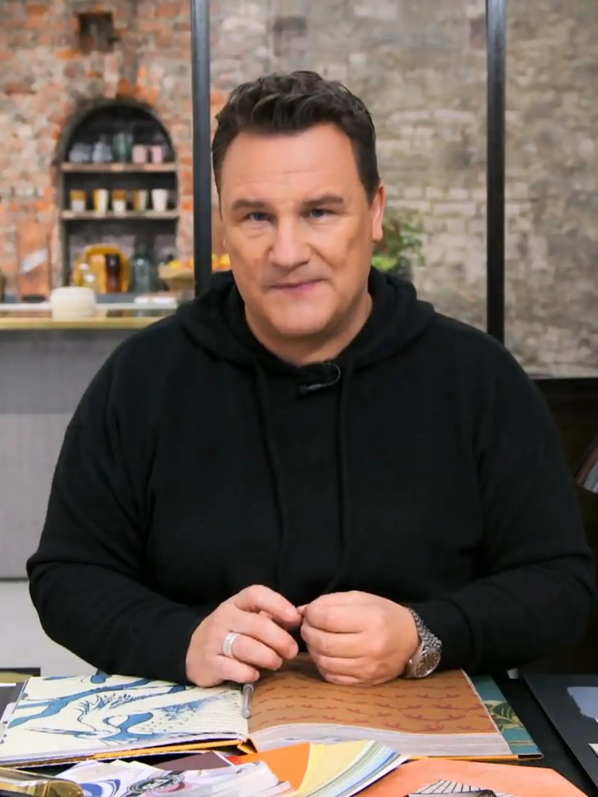 Bild zu: "Das wildeste an Evas Wohnung? Sie hat ihre Bücher alle umgedreht."