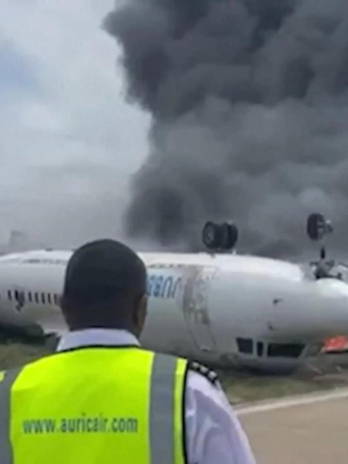 In Mogadischu hat ein Flugzeug eine Bruchlandung hingelegt. Schliesslich blieb die Maschine auf dem Dach liegen. Wrackteile fingen feuer und explodierten.