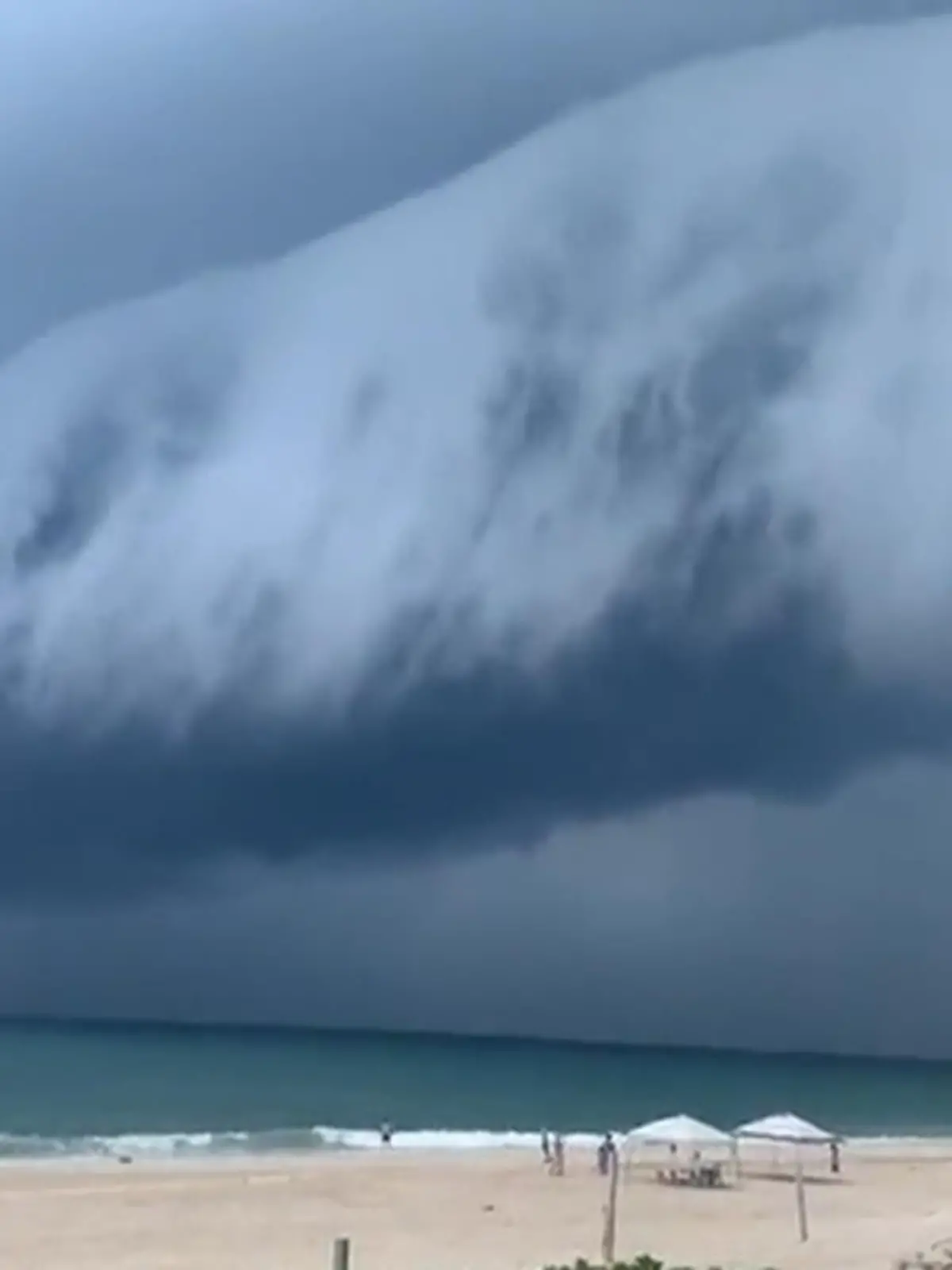In Mexiko hat eine sogenannte Shelf-Wolke für Aufsehen gesorgt. Das Wetterphänomen war besonders gut am Strand von Miramar am Golf von Mexiko zu sehen.
