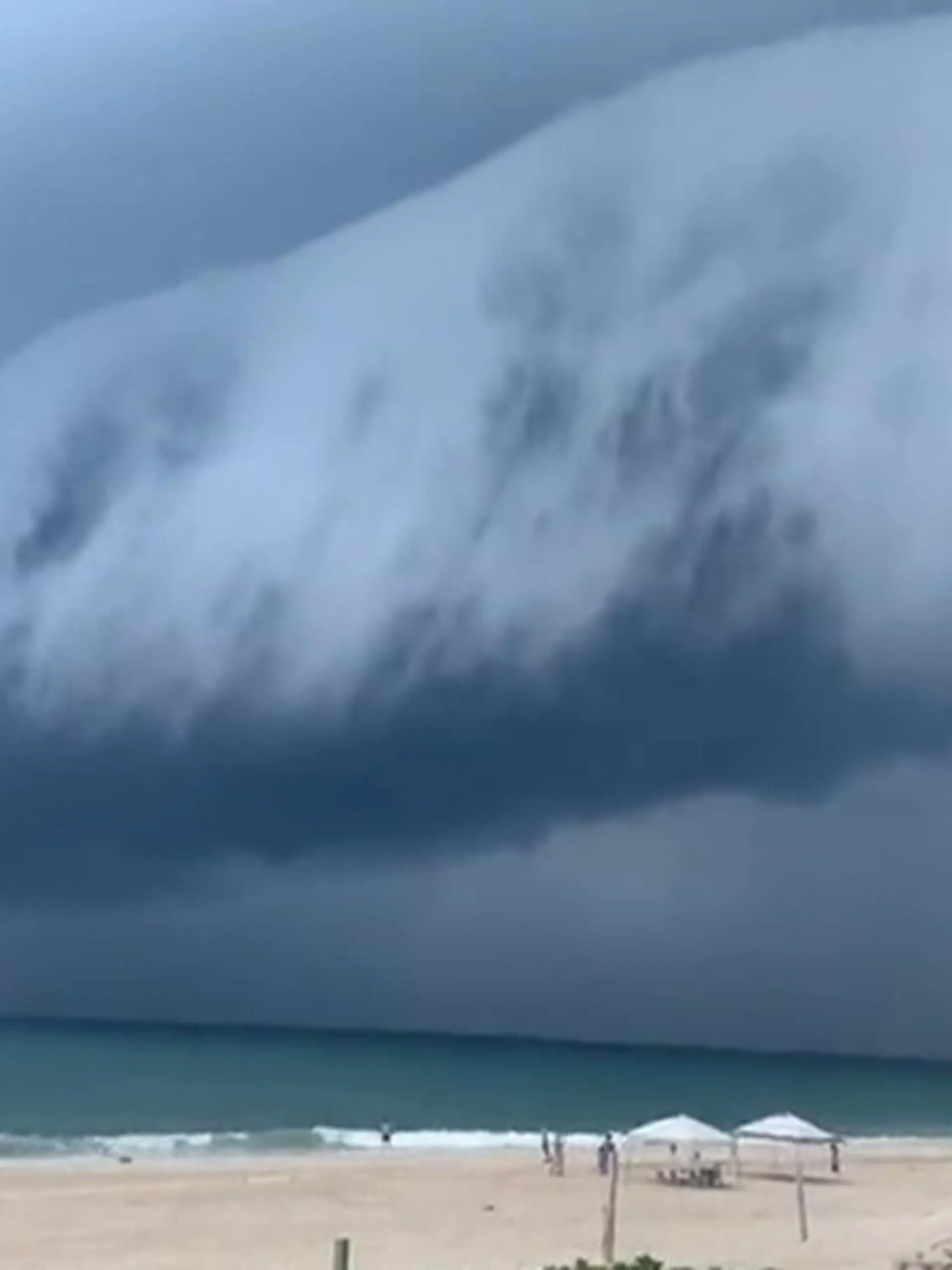 In Mexiko hat eine sogenannte Shelf-Wolke für Aufsehen gesorgt. Das Wetterphänomen war besonders gut am Strand von Miramar am Golf von Mexiko zu sehen.