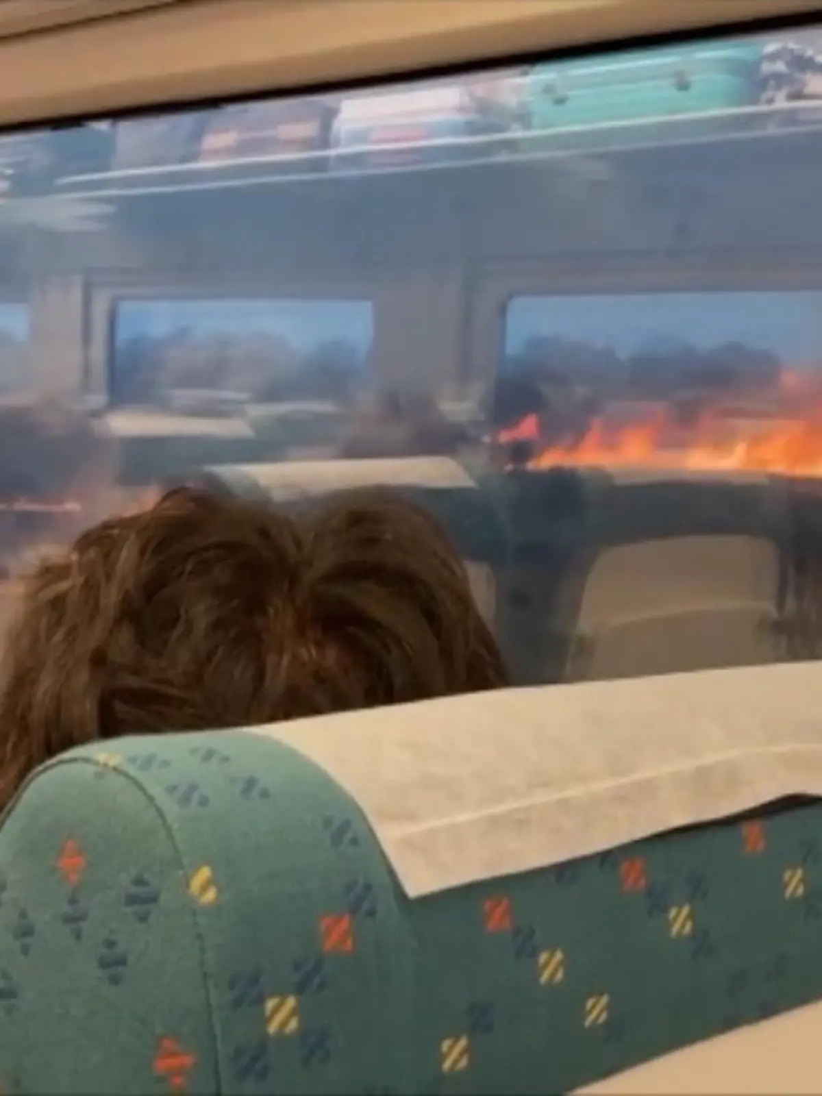 Die Flammen sind nur wenige Meter vom Zug entfernt. Nach einigen Minuten können die Insassen jedoch wieder aufatmen, der Zug setzt seine Fahrt nach Ferrol fort.