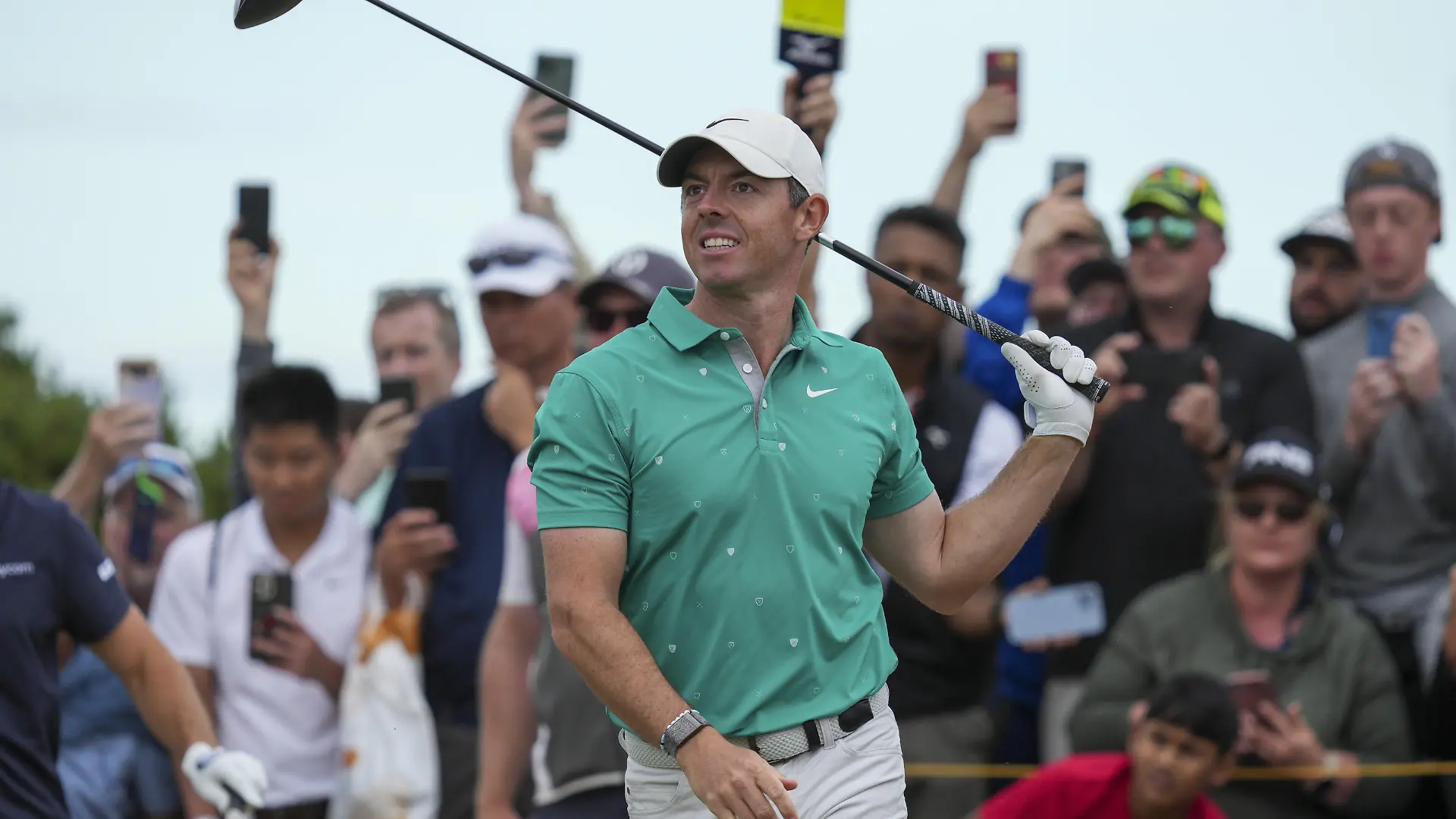 Mandatory Credit: Photo by Stuart Wallace/Shutterstock 13026575ac Rory McIlroy on the 10th tee during the 3rd round. The British Open Championship, Day Three, Golf, St Andrews, Fife, UK - 16 Jul 2022 The British Open Championship, Day Three, Golf, St Andrews, Fife, UK - 16 Jul 2022 PUBLICATIONxINxGERxSUIxAUTXHUNxGRExMLTxCYPxROMxBULxUAExKSAxONLY Copyright: xStuartxWallace/Shutterstockx 13026575ac
