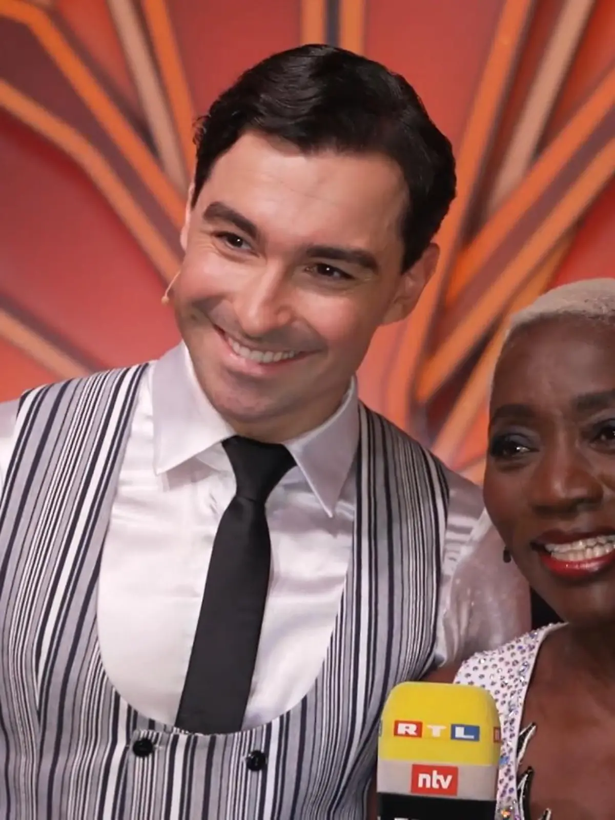 Bild zu: "Auma Obama & Andrzej haben während ihres Tanzes improvisiert"