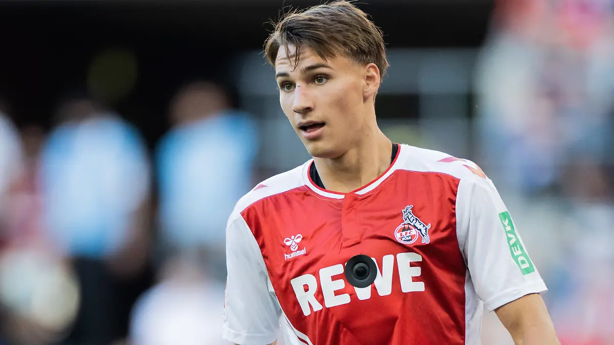 16.07.2022, Nordrhein-Westfalen, Köln: Fußball: Testspiel, 1. FC Köln - AC Mailand, RheinEnergieStadion. Kölns Tim Lemperle (r) trägt eine Bodycam (Körperkamera). Foto: Rolf Vennenbernd/dpa +++ dpa-Bildfunk +++
