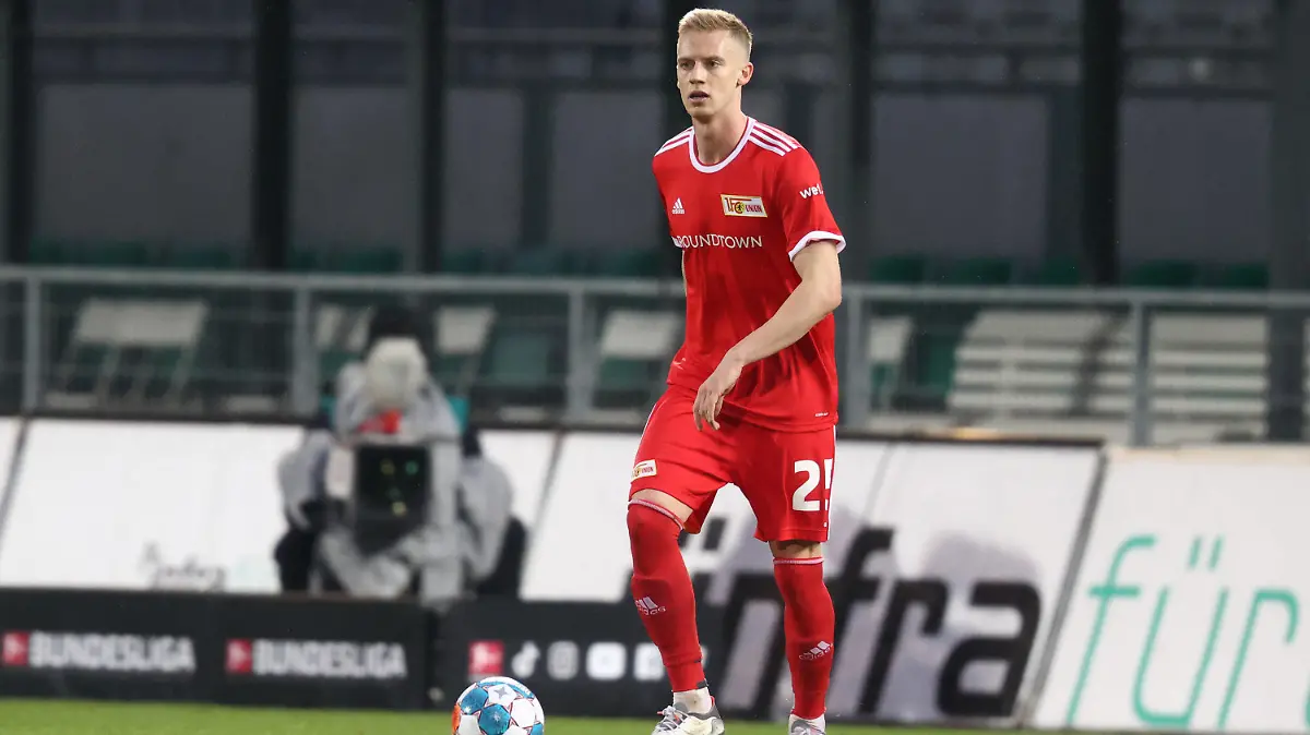 ARCHIV - 12.12.2021, Bayern, Fürth: Fußball: Bundesliga, SpVgg Greuther Fürth - 1. FC Union Berlin, 15. Spieltag, im Sportpark Ronhof Thomas Sommer. Timo Baumgartl von Union Berlin spielt den Ball. (zu dpa «Hodenkrebs bei Unions Baumgartl entdeckt: Tumor erfolgreich entfernt») Foto: Daniel Karmann/dpa +++ dpa-Bildfunk +++