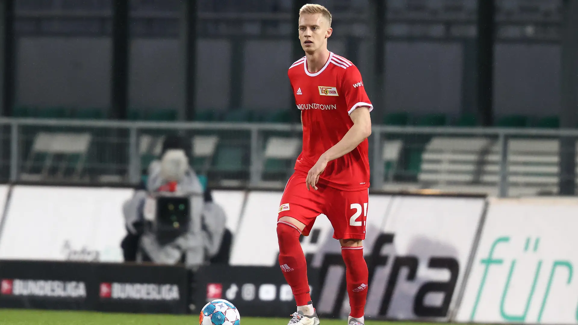ARCHIV - 12.12.2021, Bayern, Fürth: Fußball: Bundesliga, SpVgg Greuther Fürth - 1. FC Union Berlin, 15. Spieltag, im Sportpark Ronhof Thomas Sommer. Timo Baumgartl von Union Berlin spielt den Ball. (zu dpa «Hodenkrebs bei Unions Baumgartl entdeckt: Tumor erfolgreich entfernt») Foto: Daniel Karmann/dpa +++ dpa-Bildfunk +++