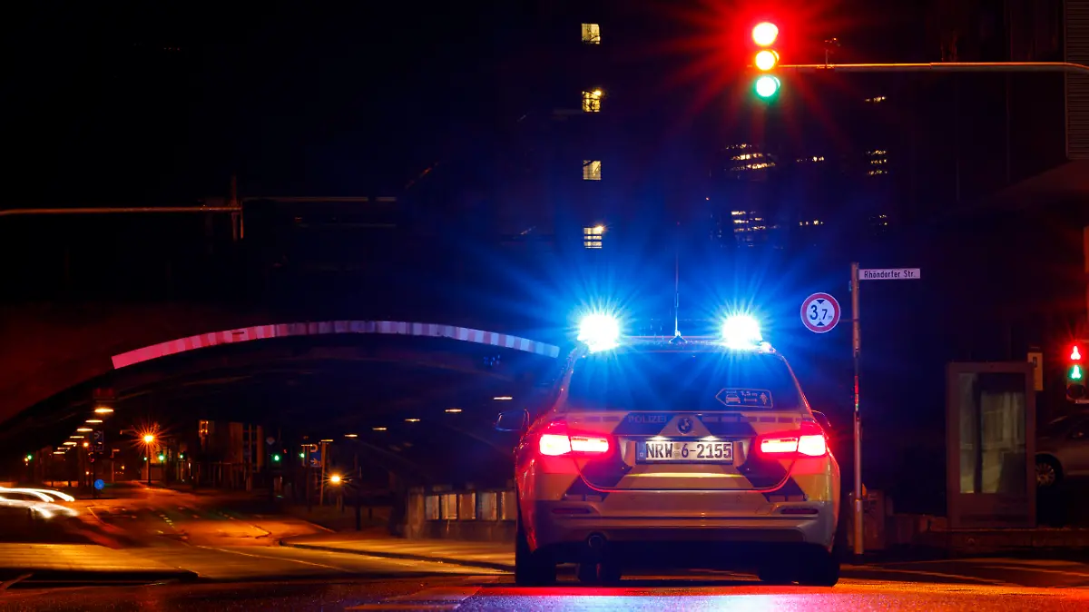 Ein Polizeiauto kontrolliert einen Wagen an einer Ampel. (Themenbild, Symbolbild) Köln, 20.01.2021