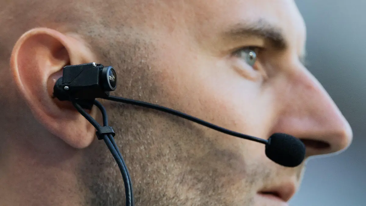 16.07.2022, Nordrhein-Westfalen, Köln: Fußball: Testspiel, 1. FC Köln - AC Mailand, RheinEnergieStadion. Schiedsrichterassistent Benedikt Kempkes trägt eine Bodycam (Körperkamera) am Headset. Foto: Rolf Vennenbernd/dpa +++ dpa-Bildfunk +++