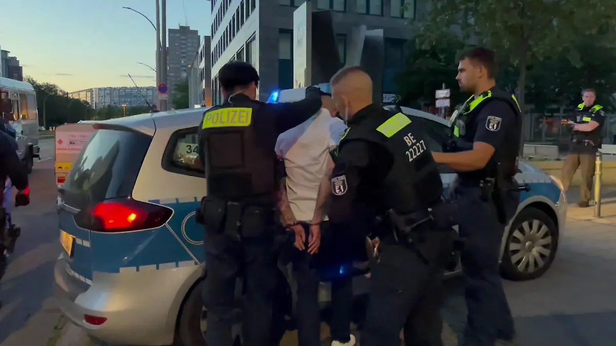 Hier nimmt die Polizei Berlin einen der Verdächtigen fest.