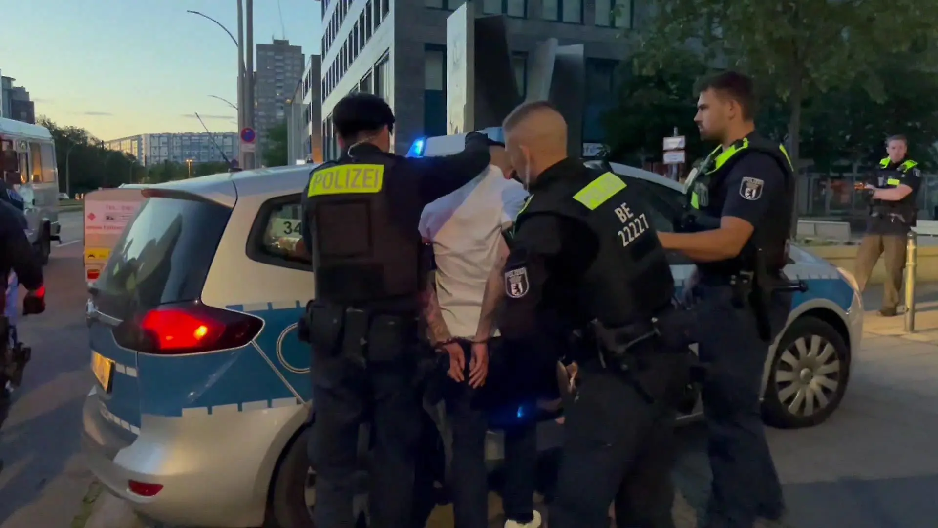 Hier nimmt die Polizei Berlin einen der Verdächtigen fest.