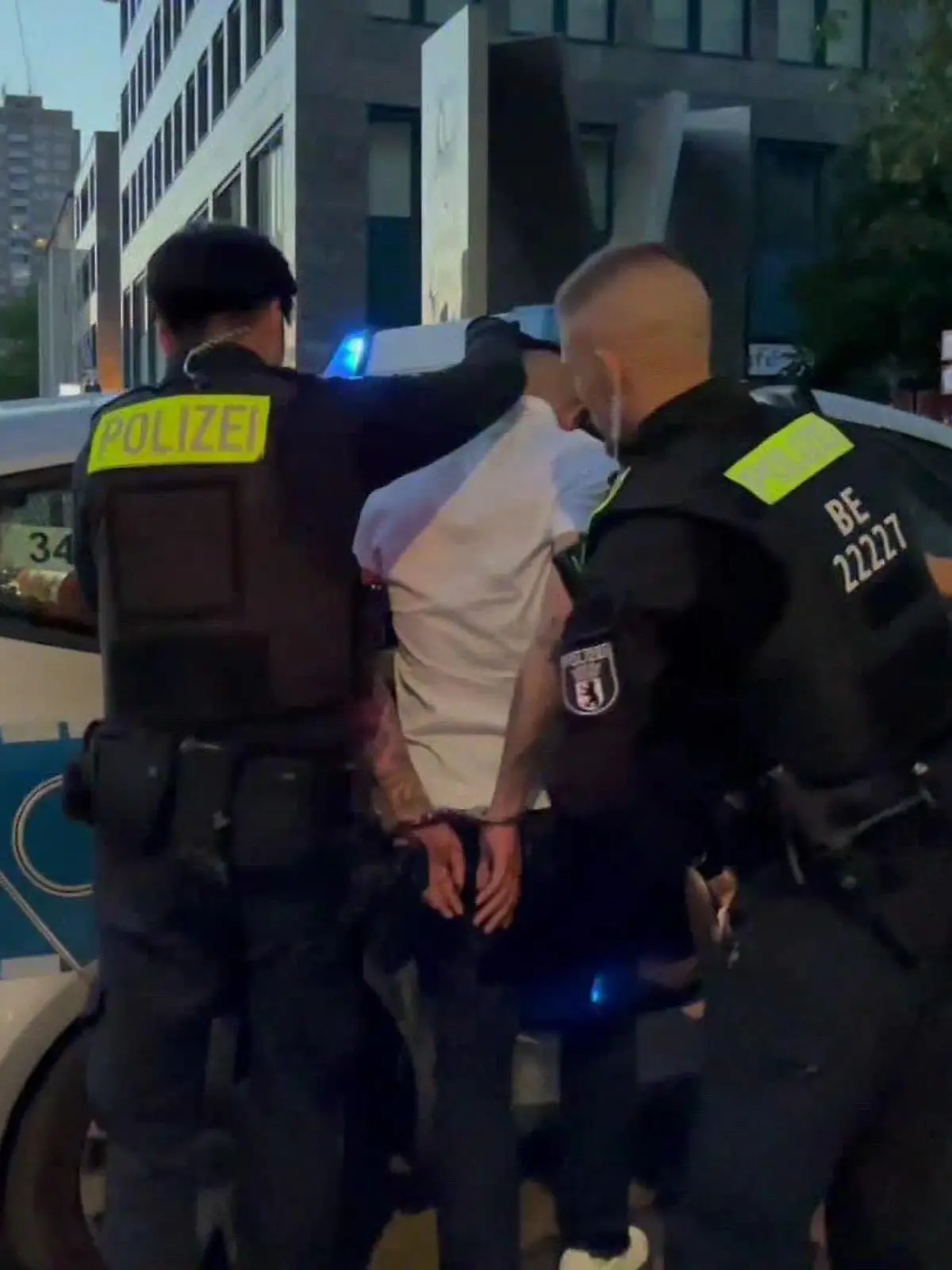 Hier nimmt die Polizei Berlin einen der Verdächtigen fest.