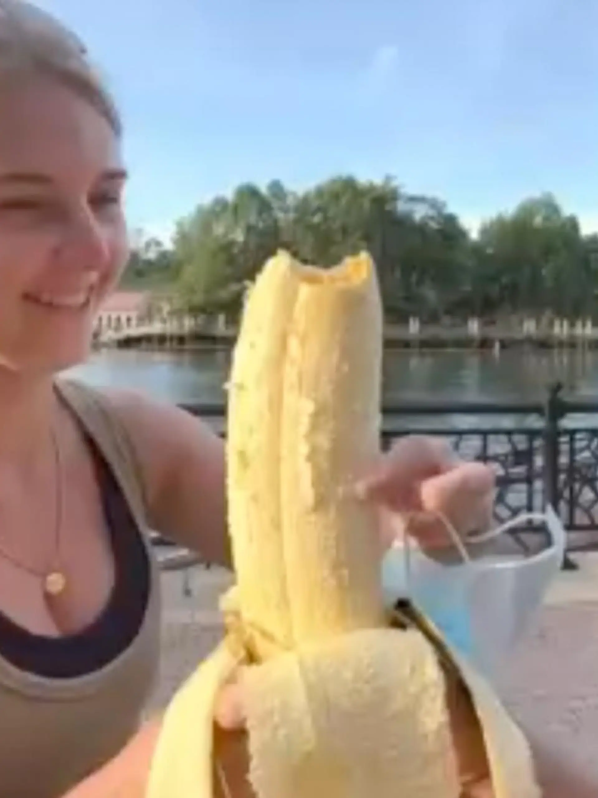 Total Banane! Touristen-Paar wegen "Riesending" komplett aus dem Häuschen