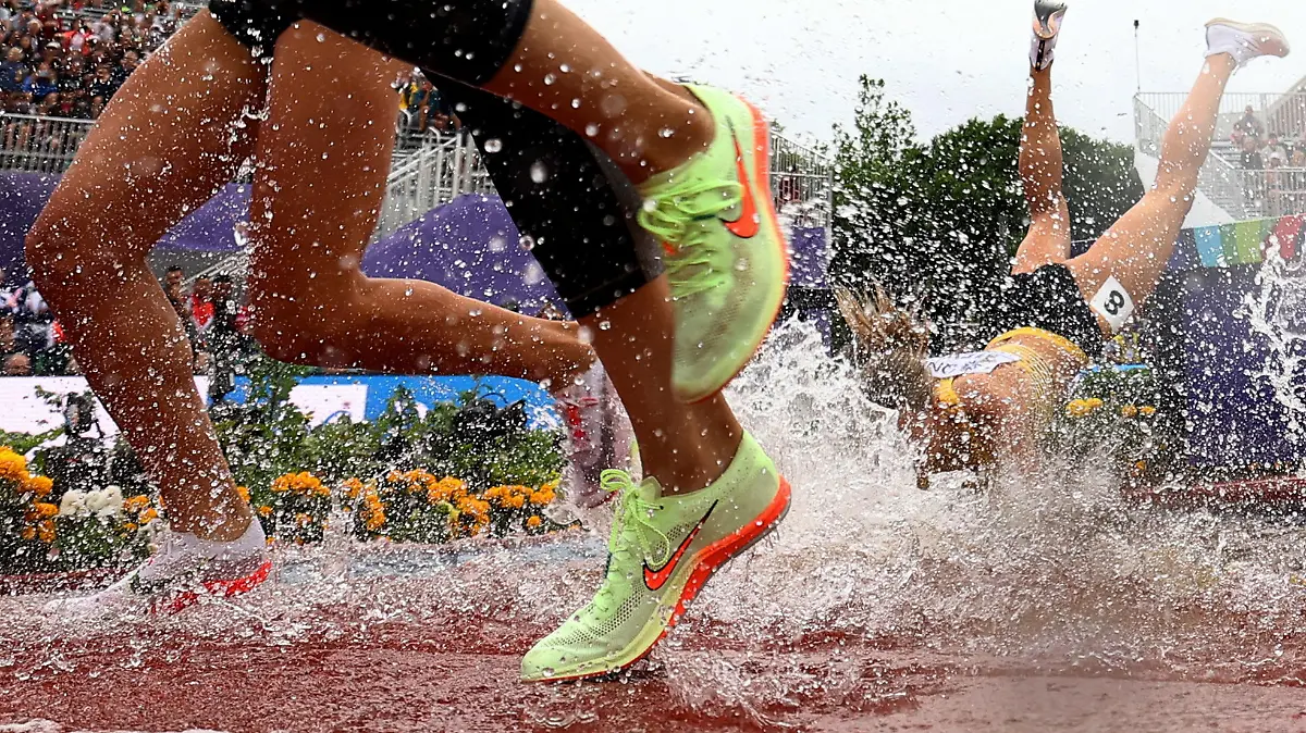 Athletics - World Athletics Championships - Women's 3000 Metres Steeplechase - Heats - Hayward Field, Eugene, Oregon, U.S. - July 16, 2022 Germany's Lea Meyer falls during the women's 3000 metres steeplechase heat 1 REUTERS/Kai Pfaffenbach TPX IMAGES OF THE DAY