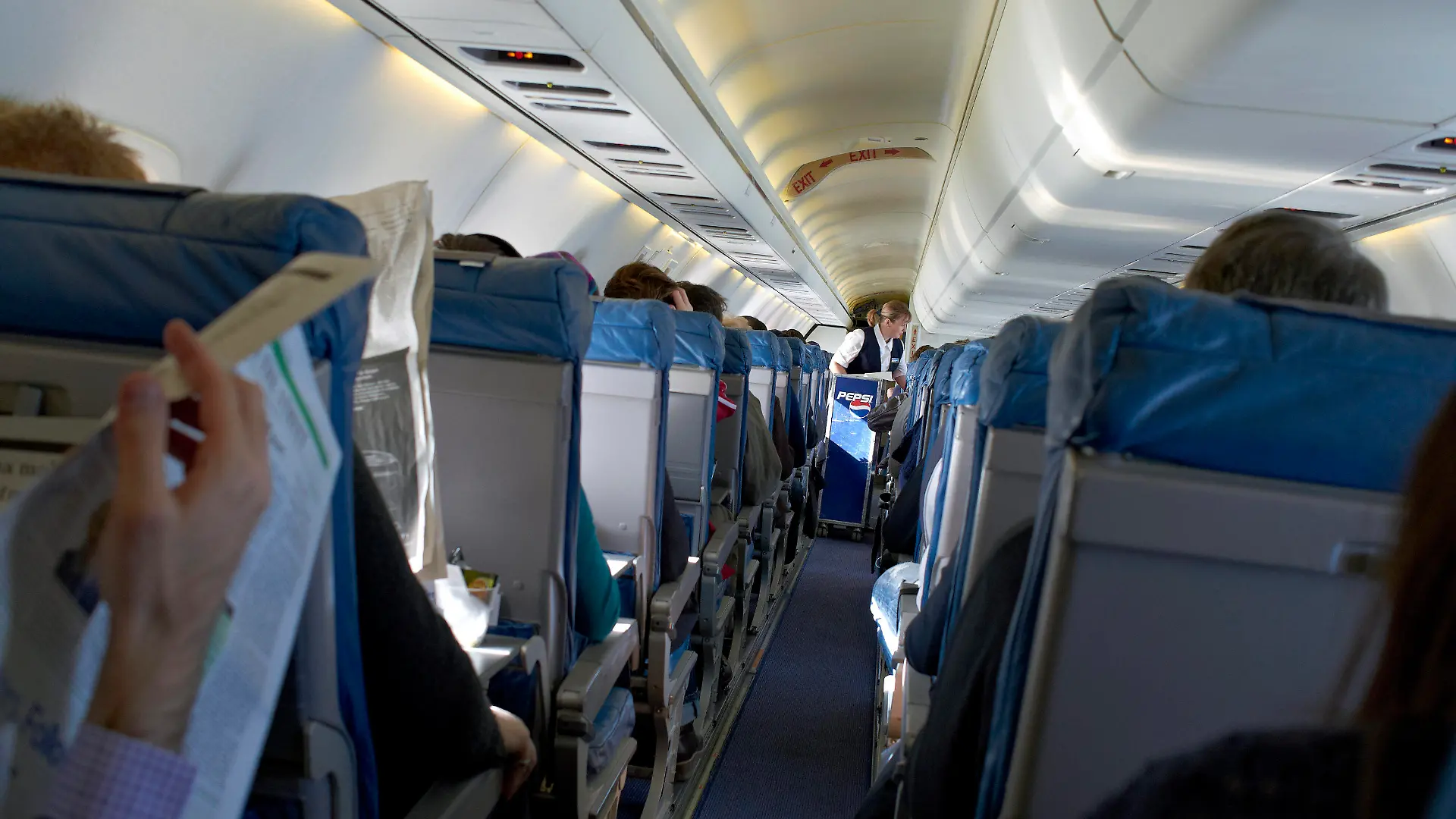 ARCHIV - Blick in die Kabine an Bord eines Flugzeugs, aufgenommen am 25.02.2011. Nach Medienangaben haben Forscher erstmals das Nervengift TCP im Blut von Flugpassagieren nachgewiesen, das aus den Triebwerken stammen soll. Der Schadstoff aus dem Öl der Düsen gelange in die Kabine, berichtet das Nachrichtenmagazin «Der Spiegel» vom Montag (19.09.2011). Die nachgewiesenen Konzentrationen im Blut seien zwar gering. Doch handle es sich auch nur um gewöhnliche Passagiere, die von keinerlei Geruchsbelästigung berichtet hätten. Foto: Peer Grimm dpa (zu dpa 0956 am 18.09.2011) +++(c) dpa - Bildfunk+++