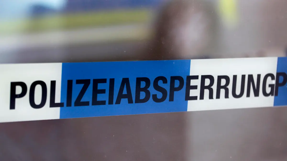 In Görlitz kontrolliert die Polizei die Einhaltung der Allgemeinverfügung. Es gab einen Internetaufruf für eine Demonstration zur Aufklärung der wahren Umstände von CoVid 19. Görlitz, 11.04.2020 *** In Görlitz, the police checks compliance with the general order There was an internet call for a demonstration to clarify the true circumstances of CoVid 19 Görlitz, 11 04 2020 Foto:xM.xWehnertx/xFuturexImage