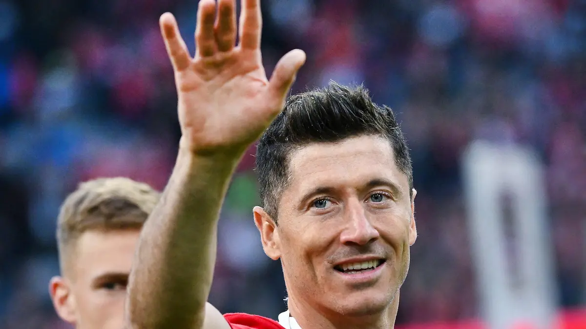 ARCHIV - 08.05.2022, Bayern, München: Fußball: Bundesliga, Bayern München - VfB Stuttgart, 33. Spieltag in der Allianz Arena. Robert Lewandowski von München jubelt nach dem Spiel über die Meisterschaft. Der FC Bayern München hat sich mit dem FC Barcelona nach Informationen der «Bild» auf einen Wechsel von Weltfußballer Robert Lewandowski verständigt. (zu dpa: ««Bild»: Wechsel von Robert Lewandowski zum FC Barcelona steh») Foto: Sven Hoppe/dpa +++ dpa-Bildfunk +++