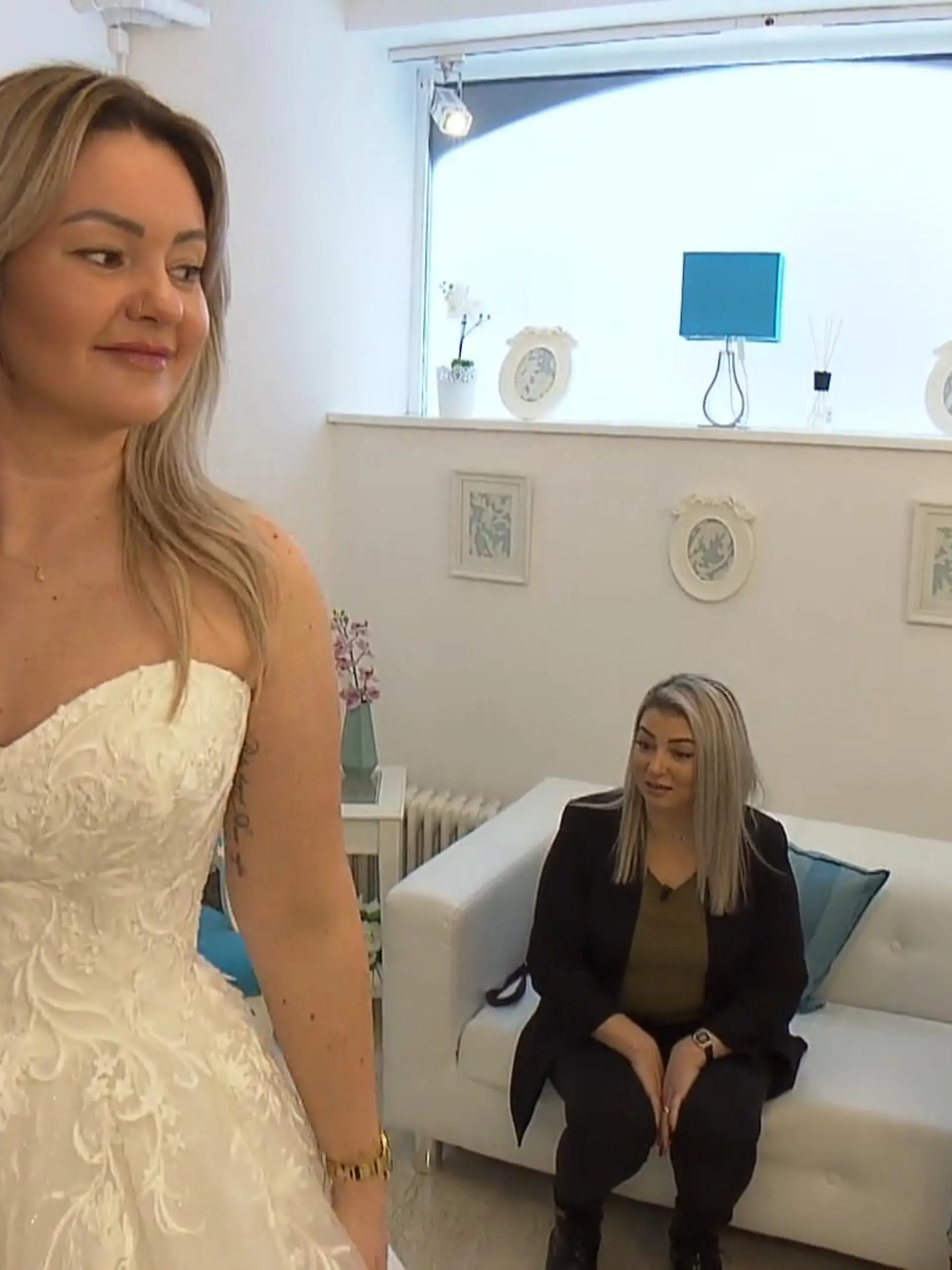Bild zu: "Demet feiert eine türkische Hochzeit, will aber ein schlichtes Kleid."