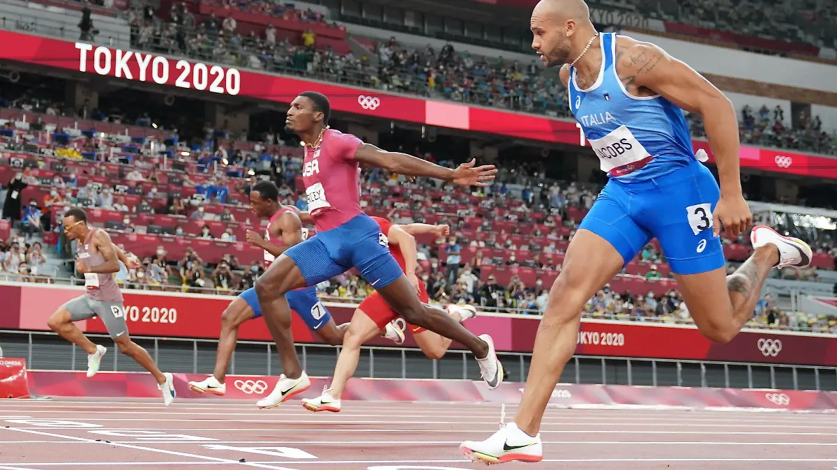 Tokyo 2020 Olympics - Athletics - Men's 100m - Final - OLS - Olympic Stadium, Tokyo, Japan - August 1, 2021. Lamont Marcell Jacobs of Italy crosses the line to win gold REUTERS/Pawel Kopczynski