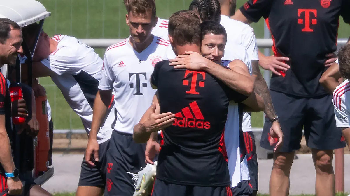 16.07.2022, Bayern, München: Fußball: Bundesliga, Training FC Bayern München auf dem Trainingsgelände an der Säbener Straße. Robert Lewandowski (vorne r) und Trainer Julian Nagelsmann (vorne l) von München verabschieden sich am Ende des Trainings. (Wiederholung mit verändertem Bildausschnitt) Foto: Sven Hoppe/dpa +++ dpa-Bildfunk +++
