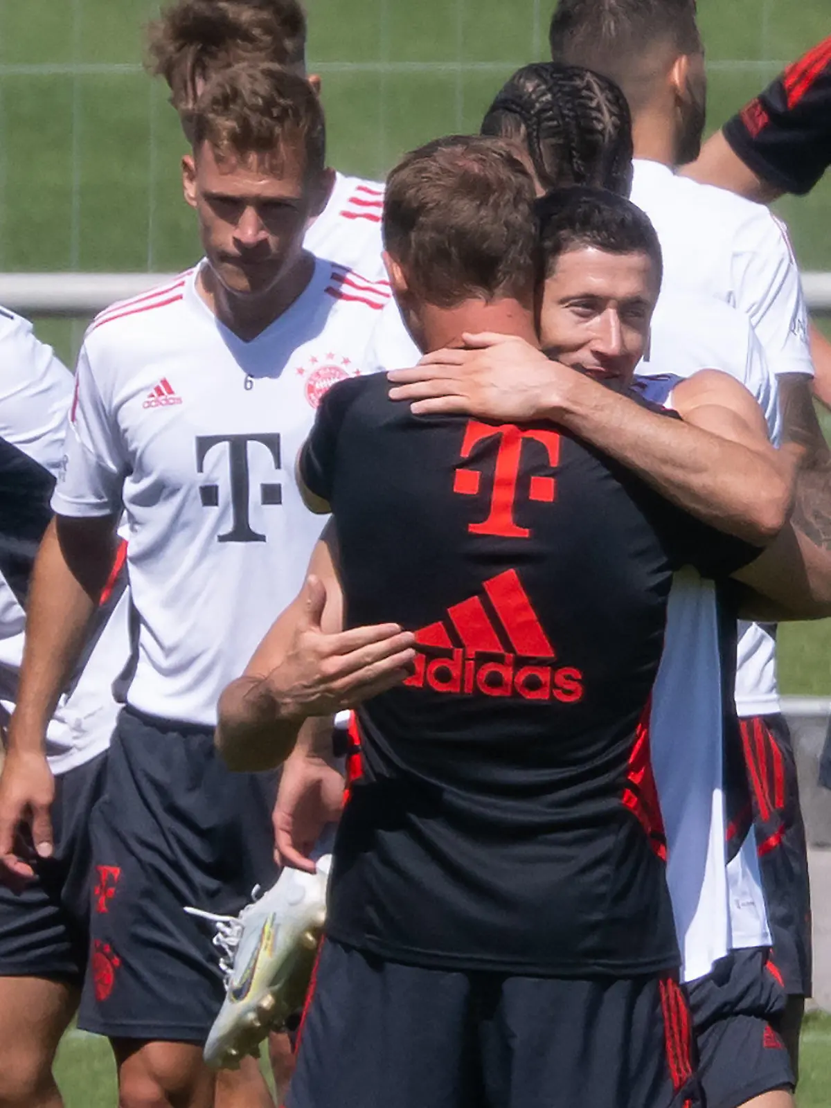 16.07.2022, Bayern, München: Fußball: Bundesliga, Training FC Bayern München auf dem Trainingsgelände an der Säbener Straße. Robert Lewandowski (vorne r) und Trainer Julian Nagelsmann (vorne l) von München verabschieden sich am Ende des Trainings. (Wiederholung mit verändertem Bildausschnitt) Foto: Sven Hoppe/dpa +++ dpa-Bildfunk +++