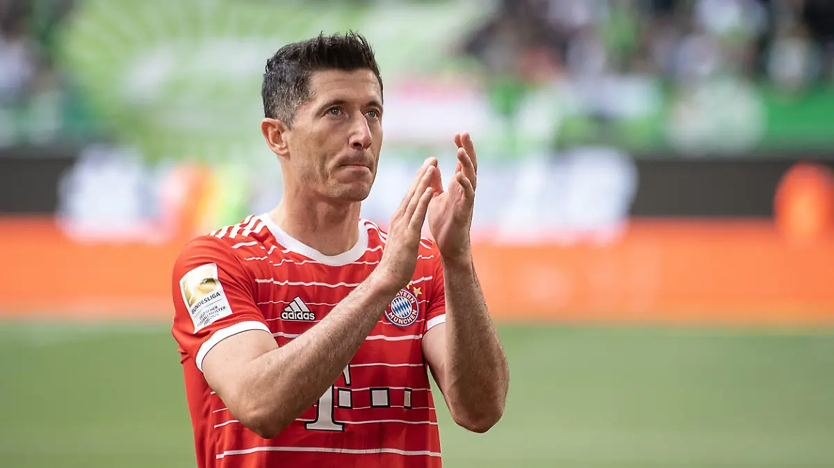 ARCHIV - 14.05.2022, Niedersachsen, Wolfsburg: Fußball: Bundesliga, VfL Wolfsburg - Bayern München, 34. Spieltag, Volkswagen Arena. Münchens Robert Lewandowski klatscht nach dem Spiel. (zu dpa: ««Bild»: Lewandowski-Wechsel vom FC Bayern zum FC Barcelona ist fix ») Foto: Swen Pförtner/dpa +++ dpa-Bildfunk +++