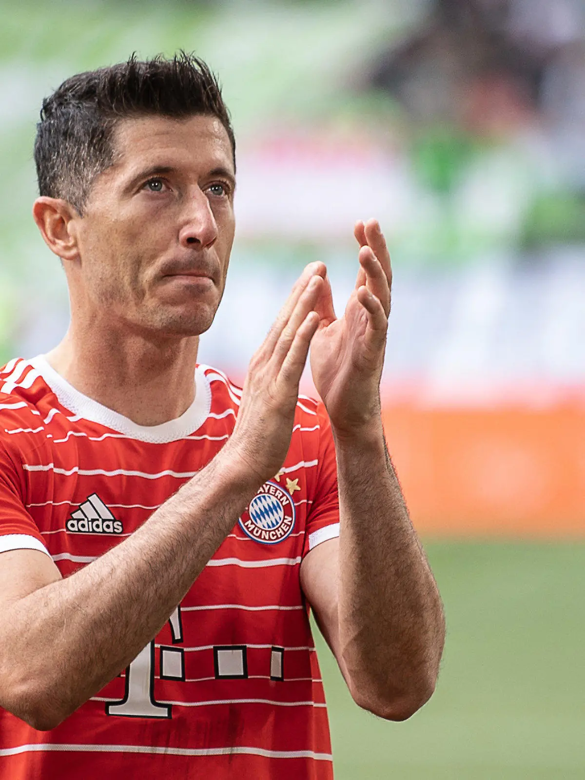 ARCHIV - 14.05.2022, Niedersachsen, Wolfsburg: Fußball: Bundesliga, VfL Wolfsburg - Bayern München, 34. Spieltag, Volkswagen Arena. Münchens Robert Lewandowski klatscht nach dem Spiel. (zu dpa: ««Bild»: Lewandowski-Wechsel vom FC Bayern zum FC Barcelona ist fix ») Foto: Swen Pförtner/dpa +++ dpa-Bildfunk +++