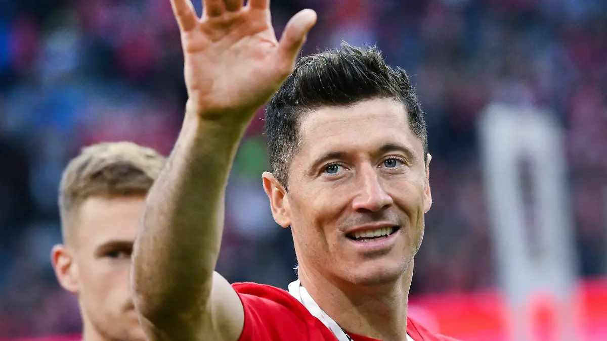 ARCHIV - 08.05.2022, Bayern, München: Fußball: Bundesliga, Bayern München - VfB Stuttgart, 33. Spieltag in der Allianz Arena. Robert Lewandowski von München jubelt nach dem Spiel über die Meisterschaft. (zu dpa «Barça: Millionen-Deals ebnen Weg für Lewandowski & Co.») Foto: Sven Hoppe/dpa +++ dpa-Bildfunk +++