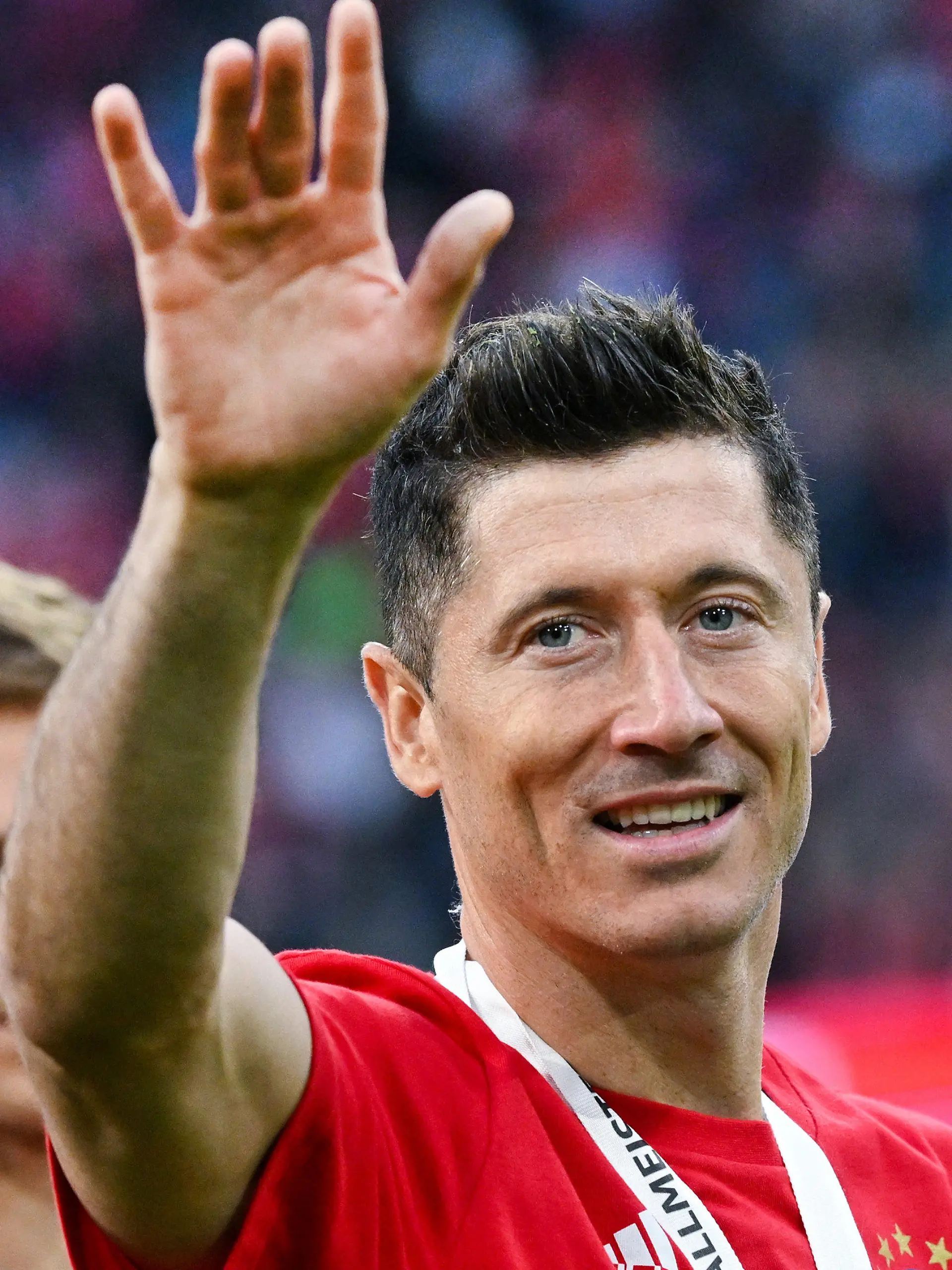 ARCHIV - 08.05.2022, Bayern, München: Fußball: Bundesliga, Bayern München - VfB Stuttgart, 33. Spieltag in der Allianz Arena. Robert Lewandowski von München jubelt nach dem Spiel über die Meisterschaft. (zu dpa «Barça: Millionen-Deals ebnen Weg für Lewandowski & Co.») Foto: Sven Hoppe/dpa +++ dpa-Bildfunk +++