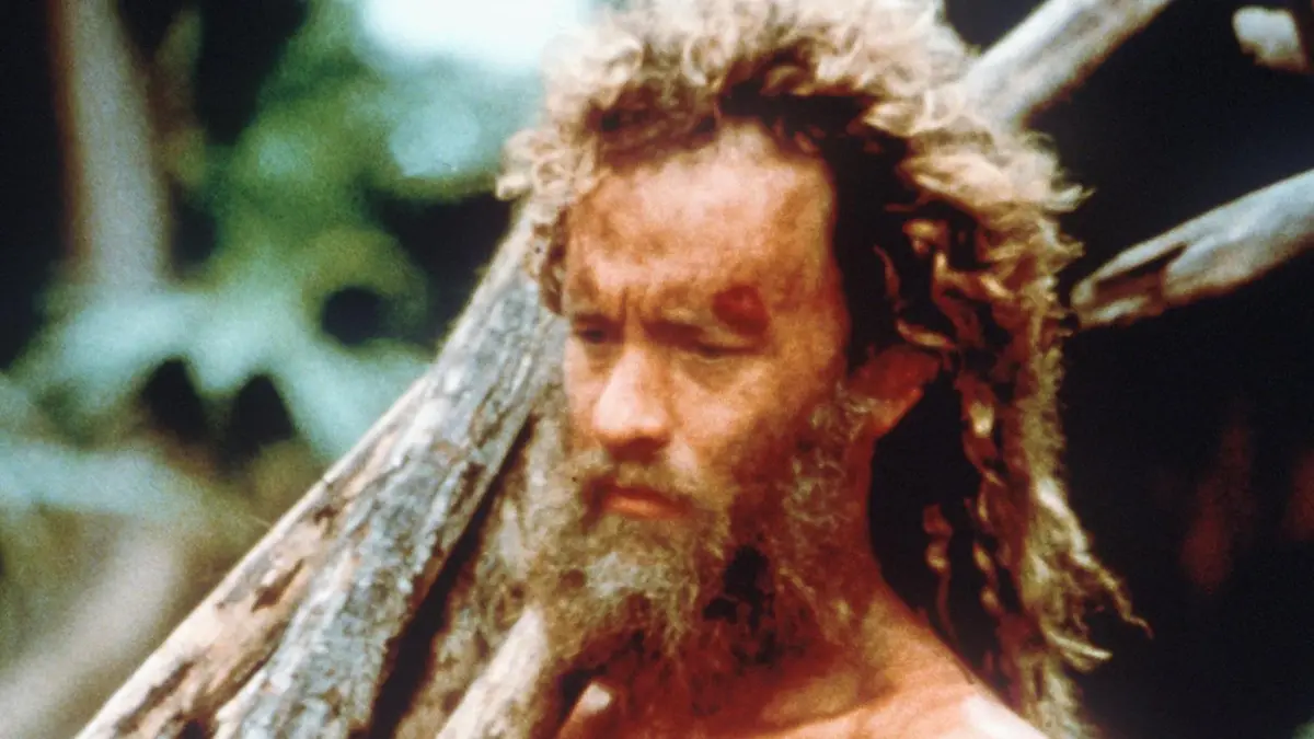 Chuck Noland (gespielt von Tom Hanks) versucht, auf einer einsamen Insel zu überleben. Als einziger Überlebender eines Flugzeugabsturzes landet er in dem Kinofilm "Cast Away - Verschollen" auf einem einsamen Inselparadies, das für ihn zur Hölle wird. Der einstige Workoholic und überaus erfolgreiche Controller einer Transportfirma kämpft ums nackte Überleben. Nur ein Volleyball namens Wilson ist sein einziger Ansprechpartner. Nach vier Jahren kehrt er in die Zivilisation und zu seiner Freundin Kelly (dargestellt von Helen Hunt) zurück. Doch nichts ist mehr so wie es einmal war...Bundesweiter Kinostart der abenteuerlichen Geschichte ist der 11.1.2001.