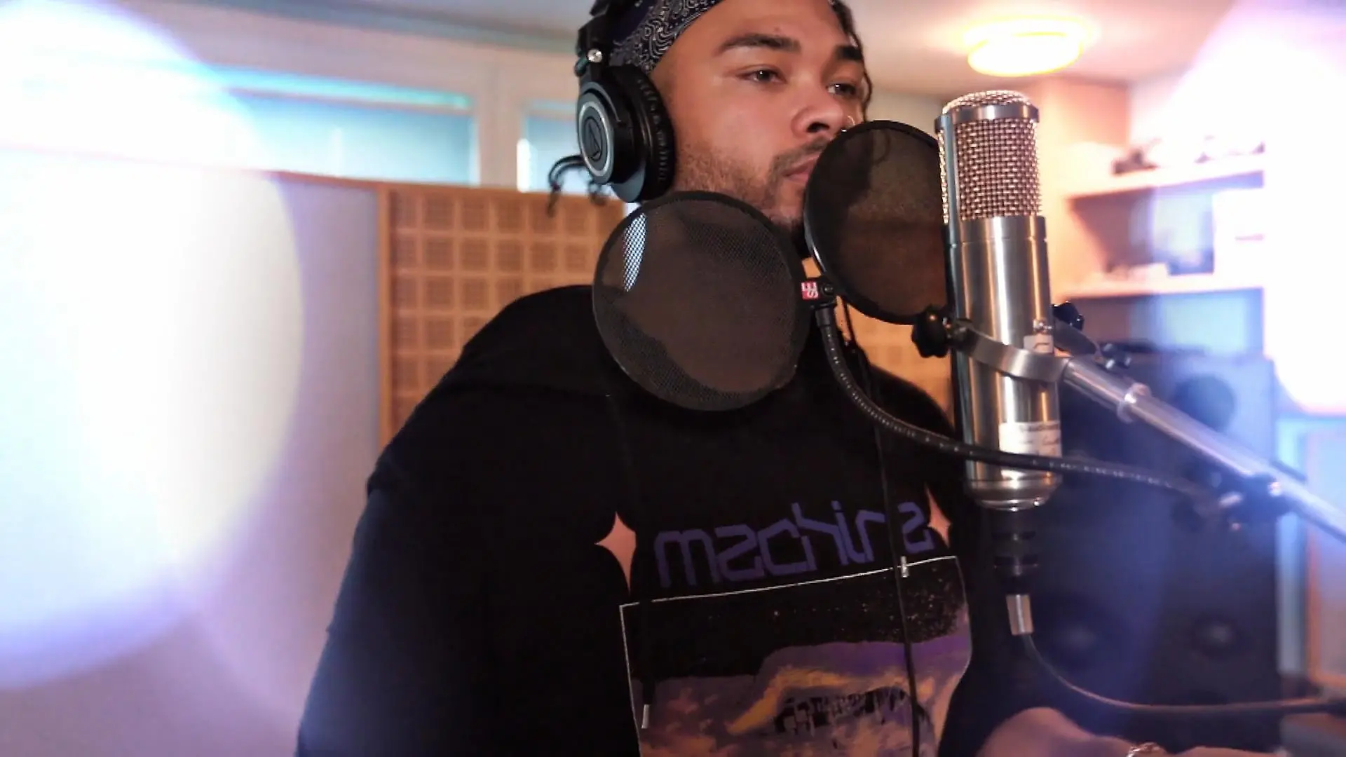 Karl Jeroboan nimmt im Tonstudio seinen Song auf Hier wird "Where We Were" eingesungen
