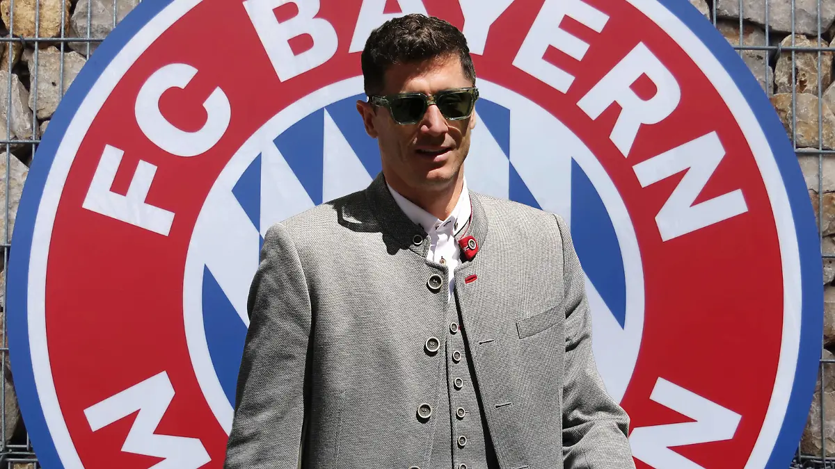 München, Deutschland 15. Mai 2022: Fussball, Herren, Saison 2021/2022, FC Bayern München, Robert Lewandowski Robert Lewandowski FC Bayern München in einer Fotomontage, als Symbolbild, bleibt er oder geht er  Im Hintergrund das Logo, Wappen des Vereins *** Munich, Germany 15 May 2022 football, men, season 2021 2022, FC Bayern Munich, Robert Lewandowski Robert Lewandowski FC Bayern Munich in a photo montage, as a symbol image, he stays or he goes In the background the logo, coat of arms of the club 