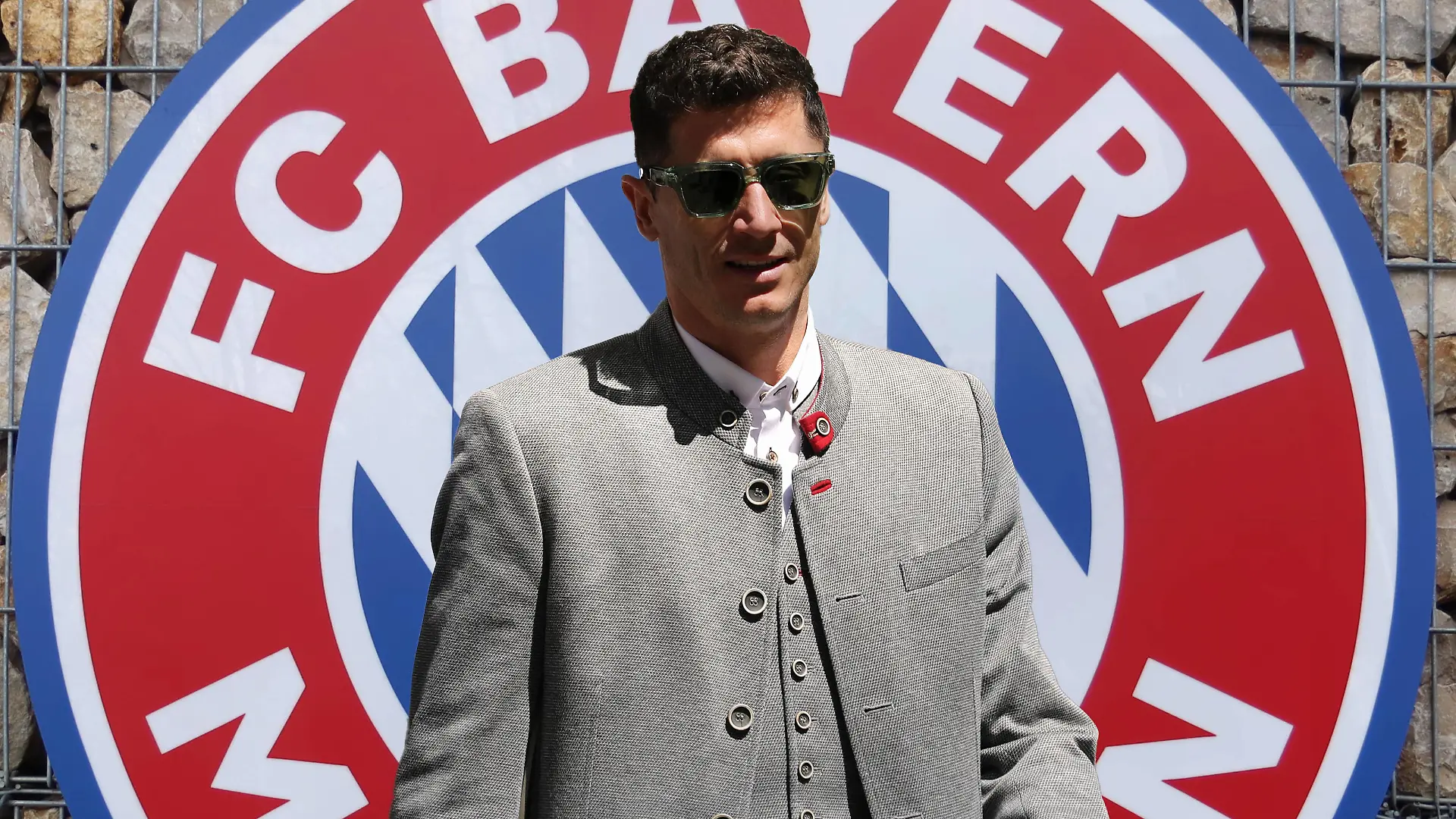München, Deutschland 15. Mai 2022: Fussball, Herren, Saison 2021/2022, FC Bayern München, Robert Lewandowski Robert Lewandowski FC Bayern München in einer Fotomontage, als Symbolbild, bleibt er oder geht er  Im Hintergrund das Logo, Wappen des Vereins *** Munich, Germany 15 May 2022 football, men, season 2021 2022, FC Bayern Munich, Robert Lewandowski Robert Lewandowski FC Bayern Munich in a photo montage, as a symbol image, he stays or he goes In the background the logo, coat of arms of the club 
