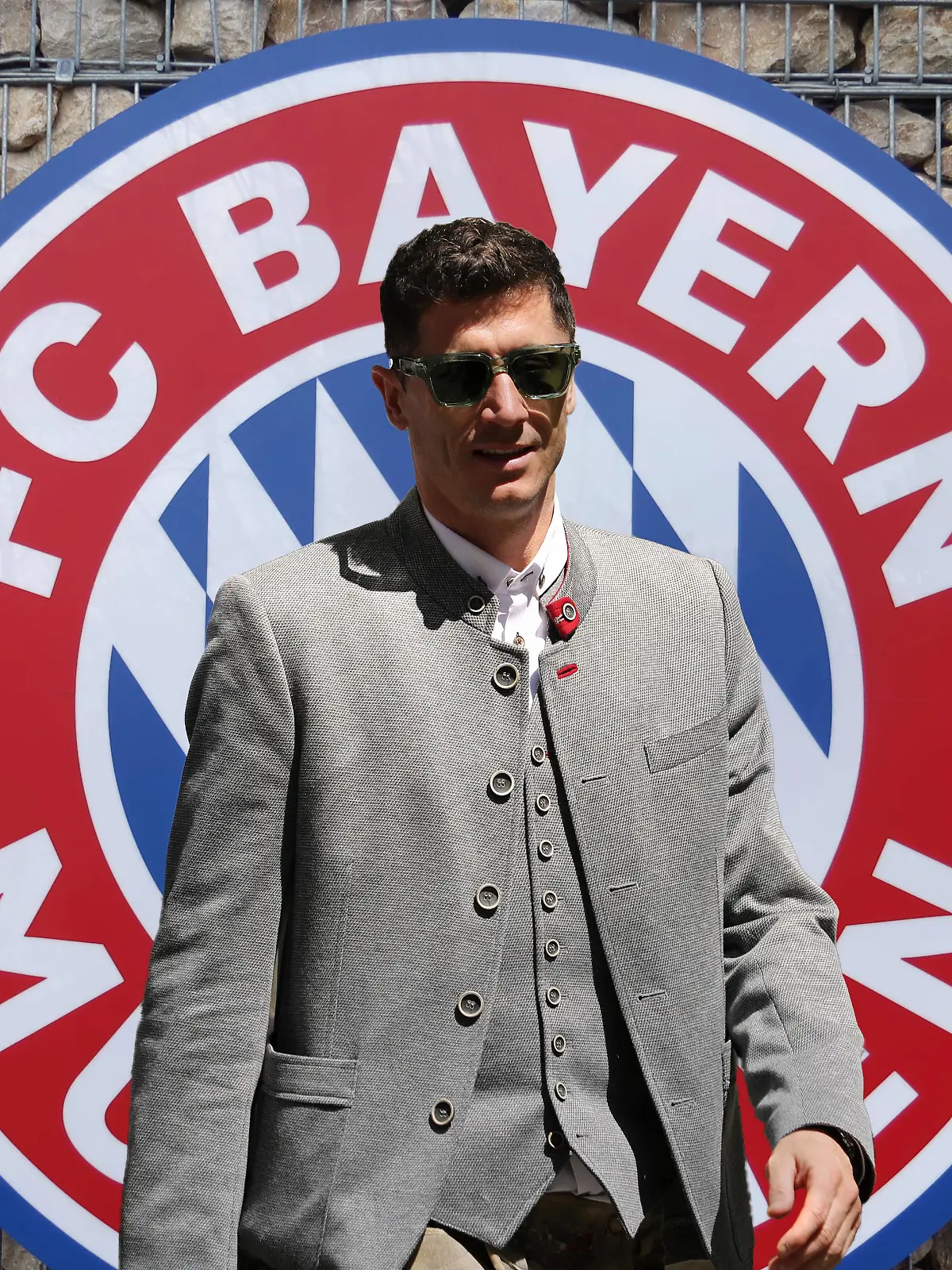 München, Deutschland 15. Mai 2022: Fussball, Herren, Saison 2021/2022, FC Bayern München, Robert Lewandowski Robert Lewandowski FC Bayern München in einer Fotomontage, als Symbolbild, bleibt er oder geht er  Im Hintergrund das Logo, Wappen des Vereins *** Munich, Germany 15 May 2022 football, men, season 2021 2022, FC Bayern Munich, Robert Lewandowski Robert Lewandowski FC Bayern Munich in a photo montage, as a symbol image, he stays or he goes In the background the logo, coat of arms of the club 