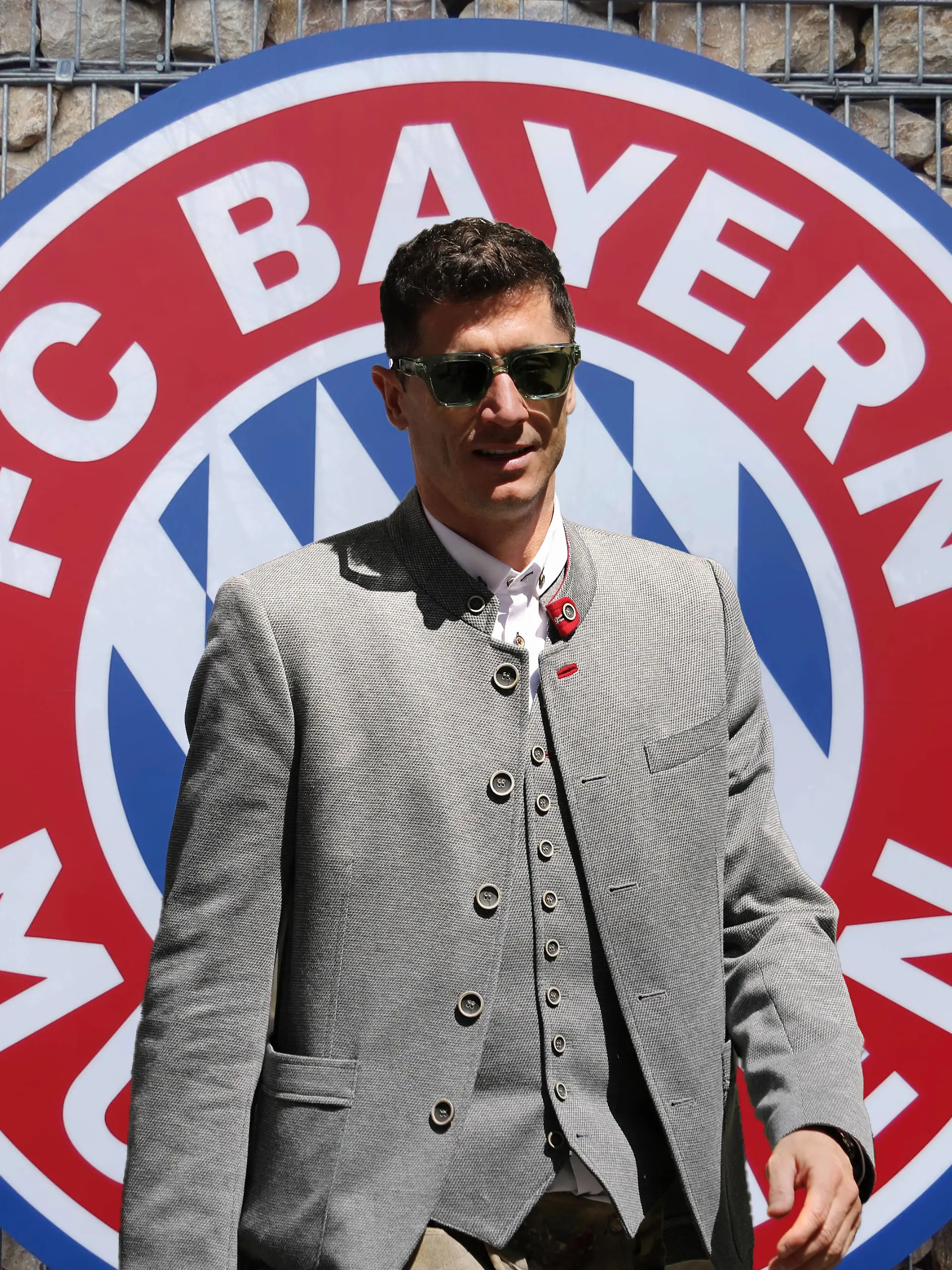 München, Deutschland 15. Mai 2022: Fussball, Herren, Saison 2021/2022, FC Bayern München, Robert Lewandowski Robert Lewandowski FC Bayern München in einer Fotomontage, als Symbolbild, bleibt er oder geht er  Im Hintergrund das Logo, Wappen des Vereins *** Munich, Germany 15 May 2022 football, men, season 2021 2022, FC Bayern Munich, Robert Lewandowski Robert Lewandowski FC Bayern Munich in a photo montage, as a symbol image, he stays or he goes In the background the logo, coat of arms of the club 