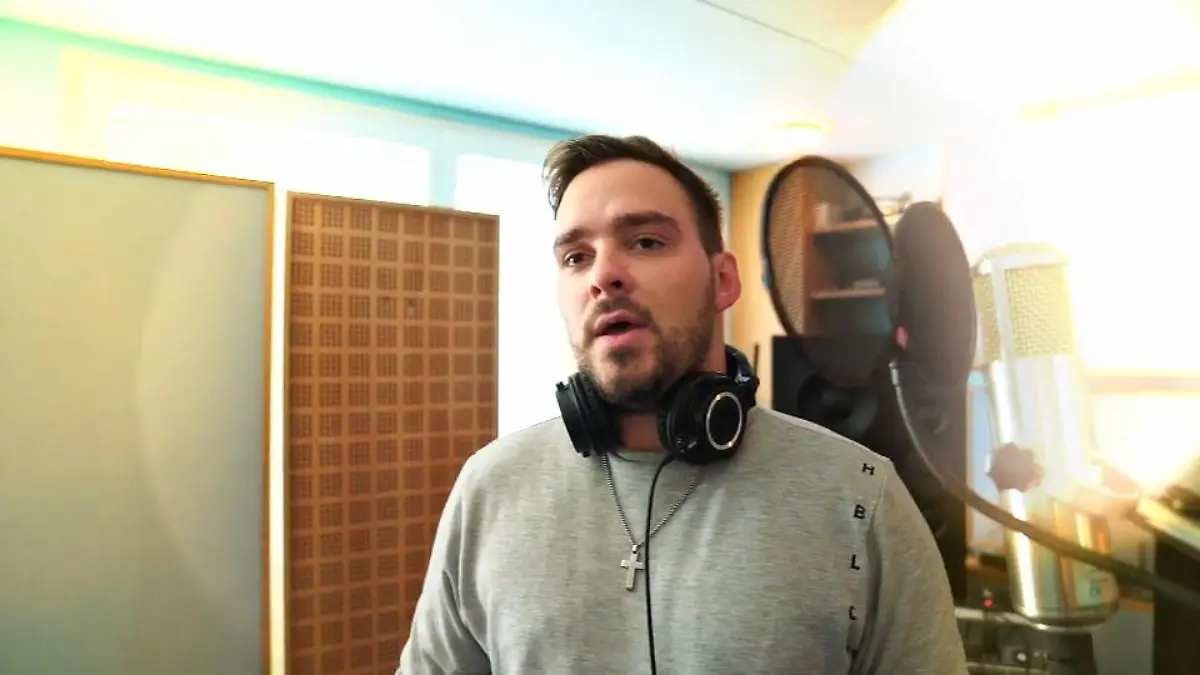 Hier nimmt Kevin Jenewein im Tonstudio seinen Song auf DSDS-Finalsong: "Hurricane"